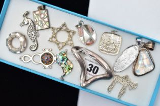 A SELECTION OF SILVER AND WHITE METAL JEWELLERY, to include a white seahorse pendant stamped 925,