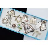 A SELECTION OF SILVER AND WHITE METAL JEWELLERY, to include a white seahorse pendant stamped 925,