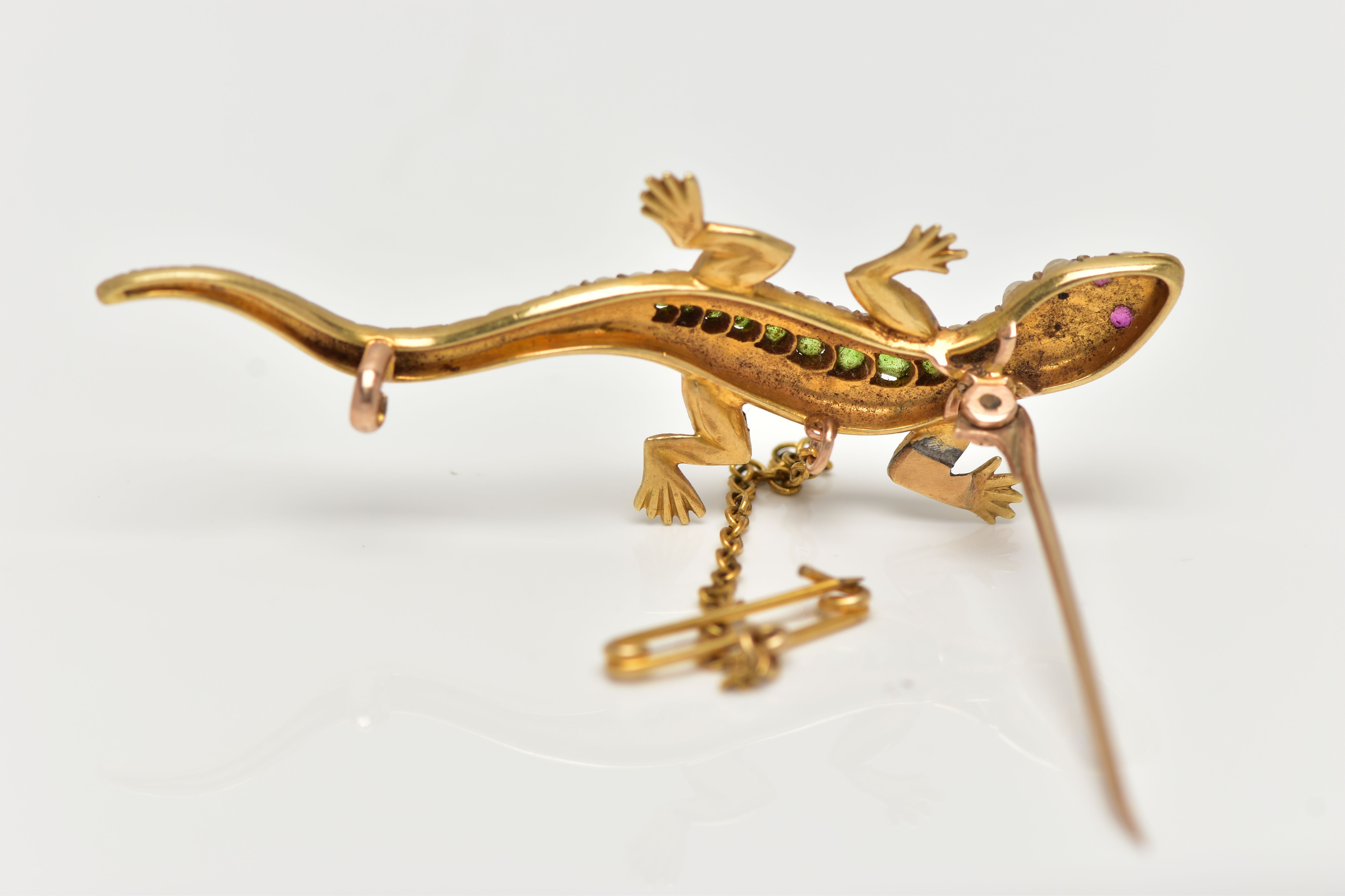 AN EARLY 20TH CENTURY GOLD SALAMANDER BROOCH, set with a row of graduating demaintoid garnets to the - Image 3 of 3