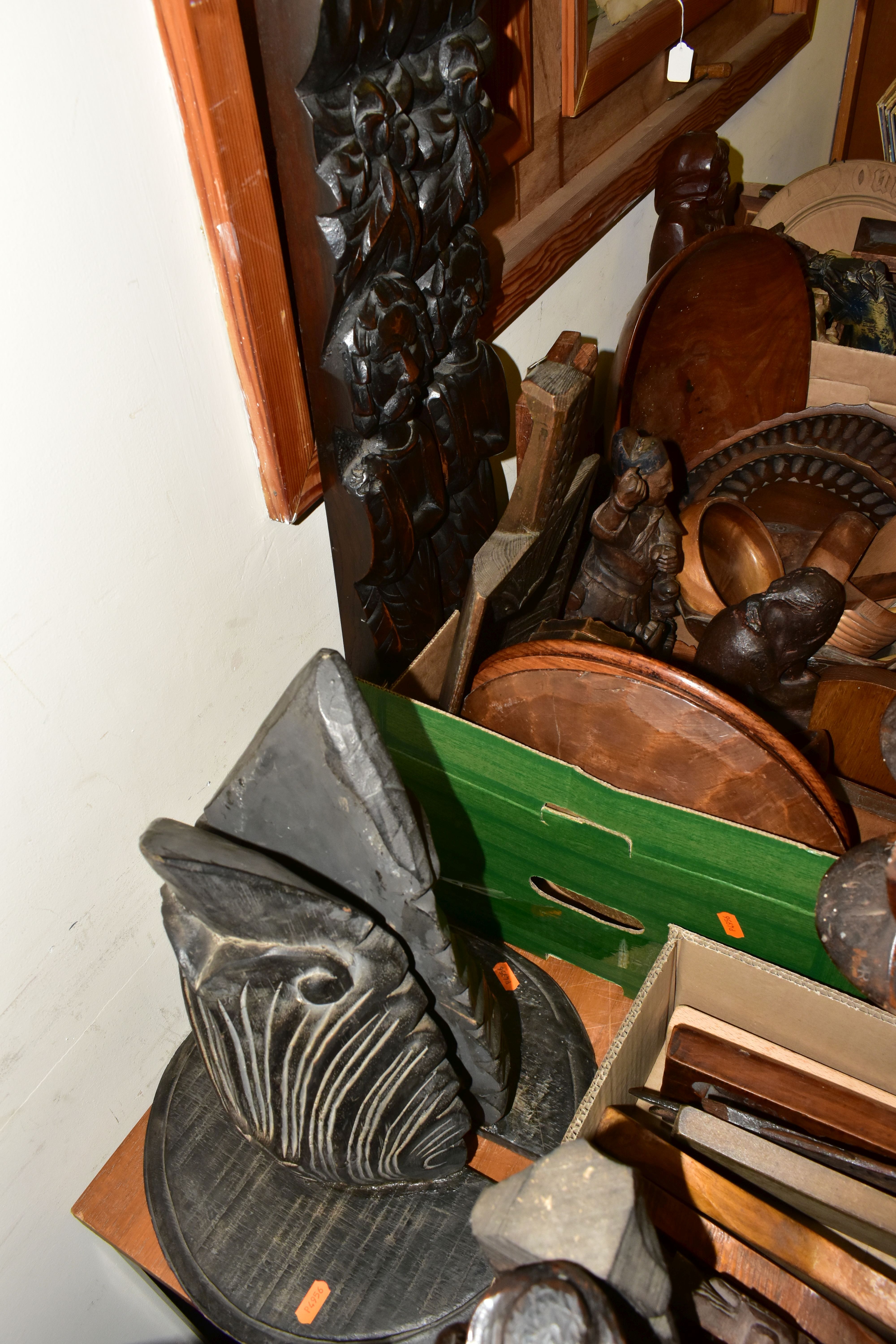 THREE BOXES AND LOOSE TREEN, to include five butter/gingerbread moulds, a pair of corbels, carved - Image 5 of 8