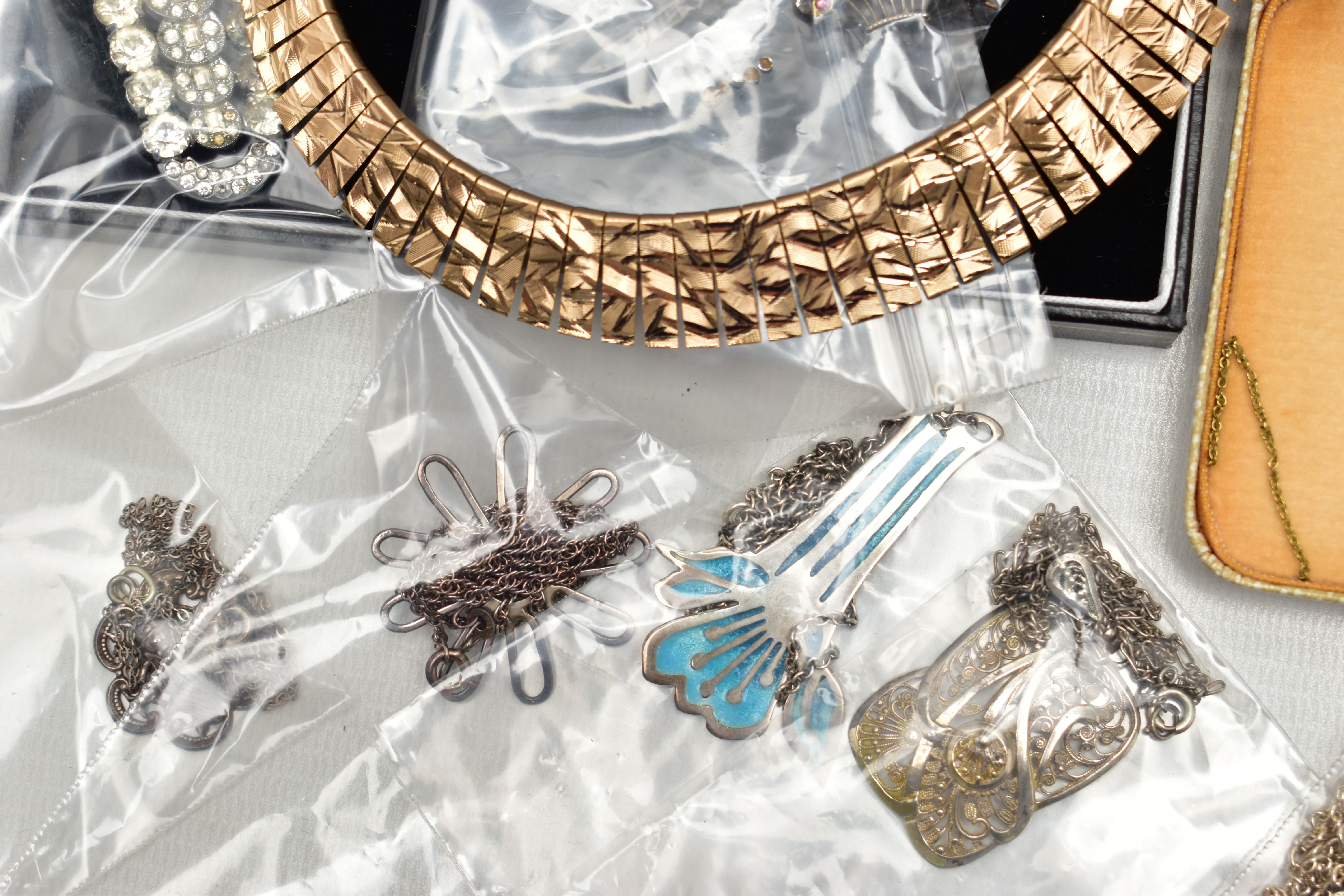 A BOX OF ASSORTED SILVER AND COSTUME JEWELLERY, to include a silver floral detailed oval locket, - Image 7 of 10
