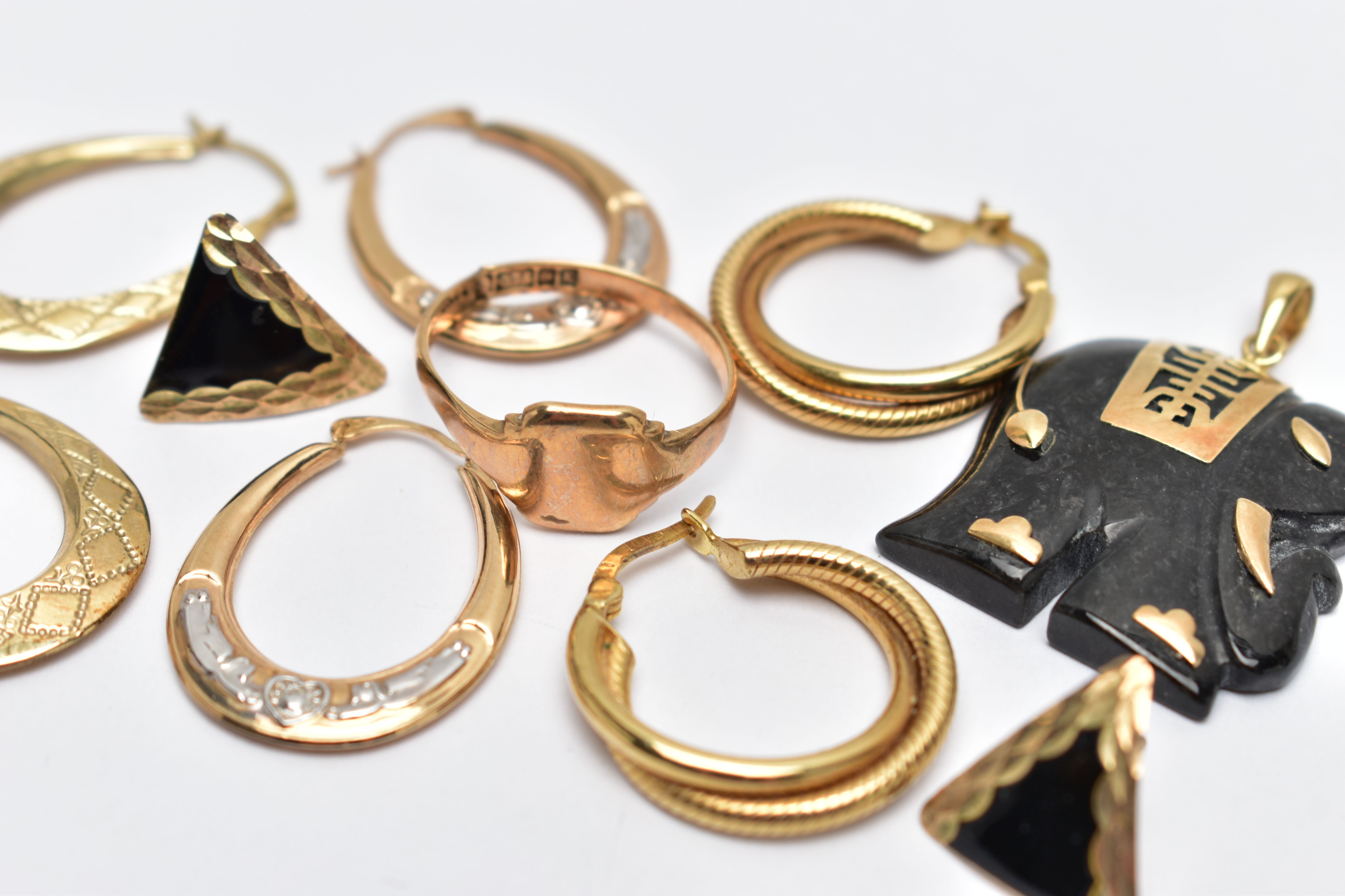 AN ASSORTMENT OF 9CT GOLD AND YELLOW METAL JEWELLERY, to include a pair of double hoop earrings with - Image 3 of 3