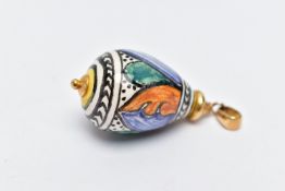 A YELLOW METAL AND CERAMIC PENDANT, polychrome ceramic tear drop pendant detailed with green,