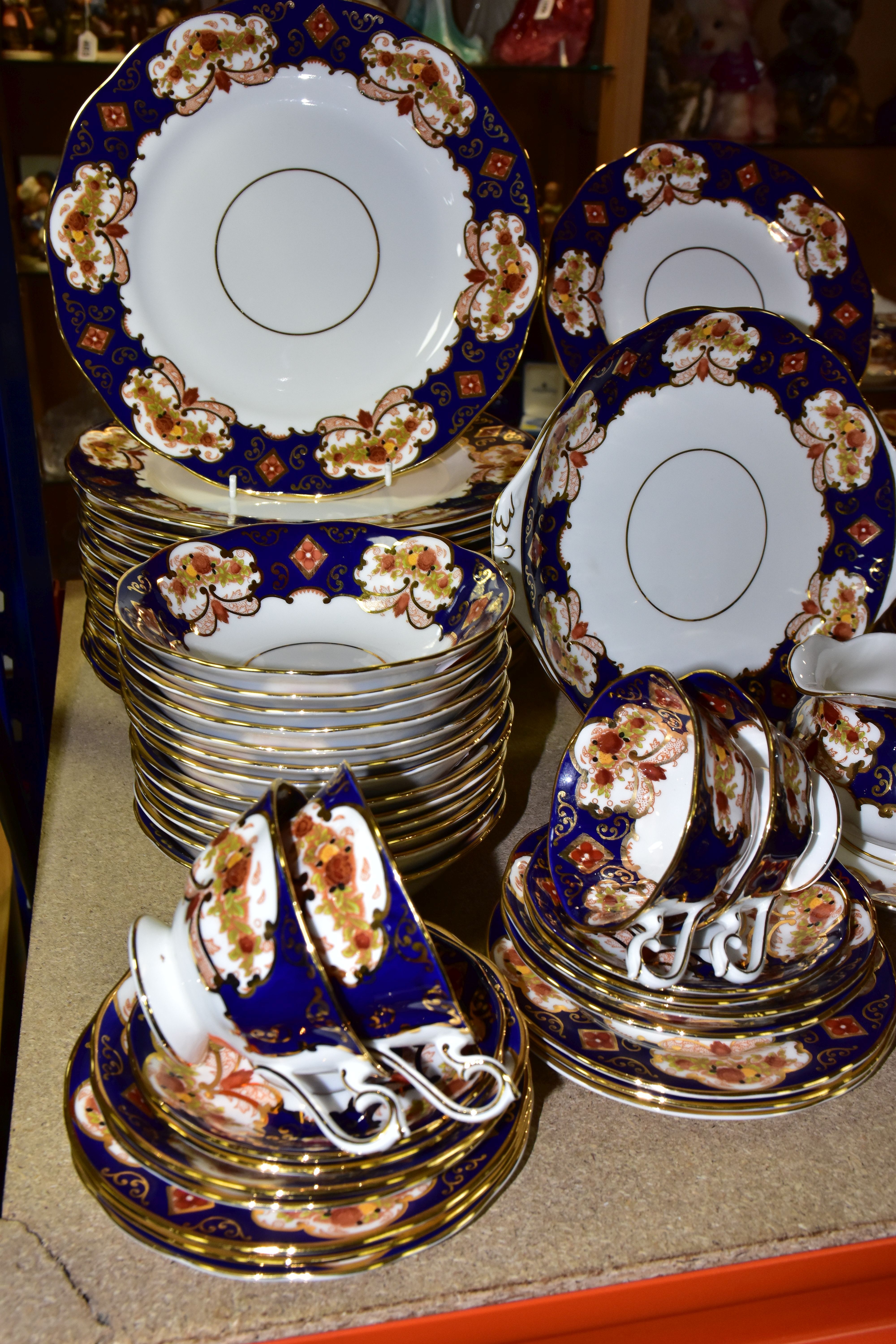 A ROYAL ALBERT 'HEIRLOOM' PATTERN DINNER SET, modern back stamp, comprising two circular covered - Image 3 of 5