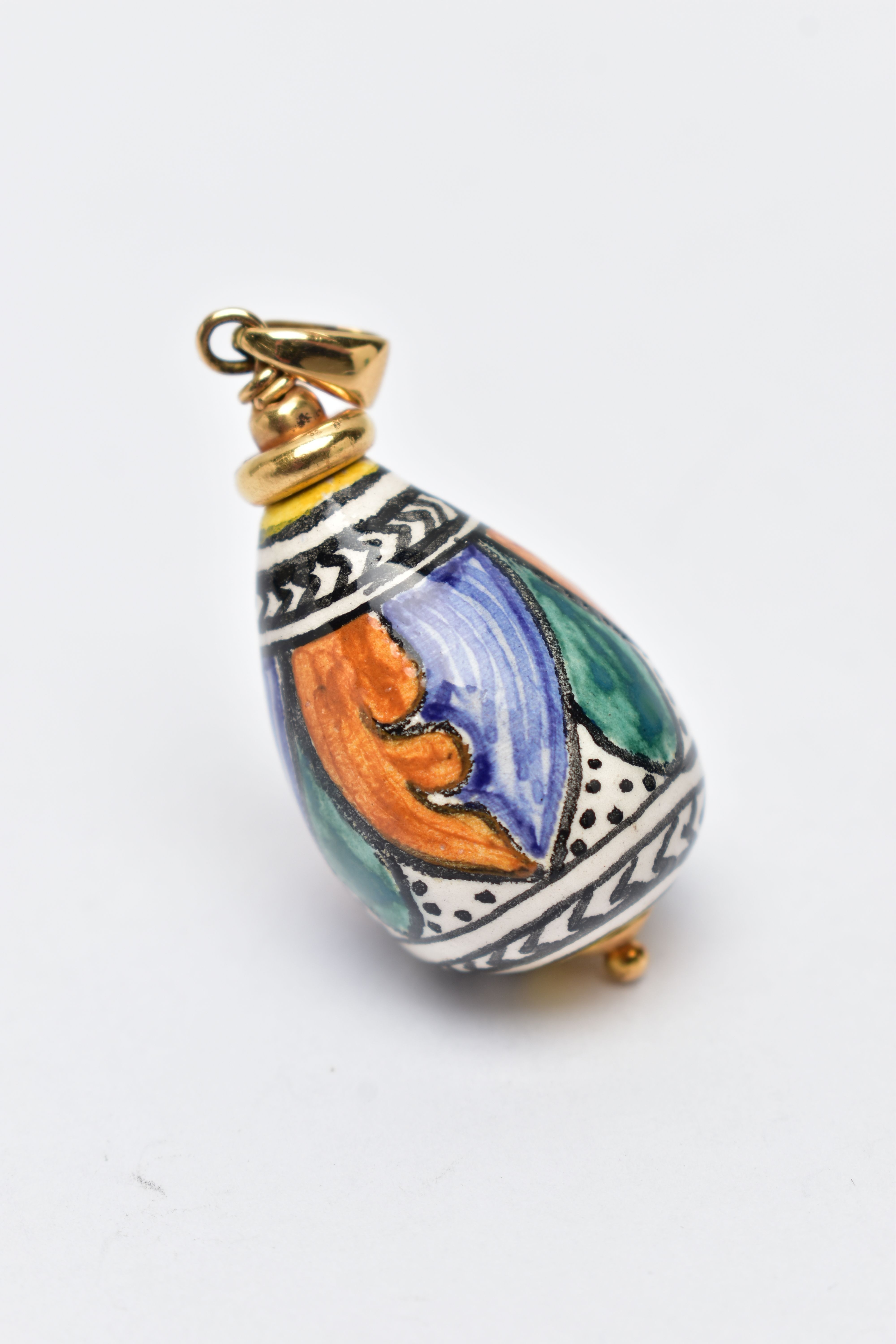 A YELLOW METAL AND CERAMIC PENDANT, polychrome ceramic tear drop pendant detailed with green, - Image 4 of 4