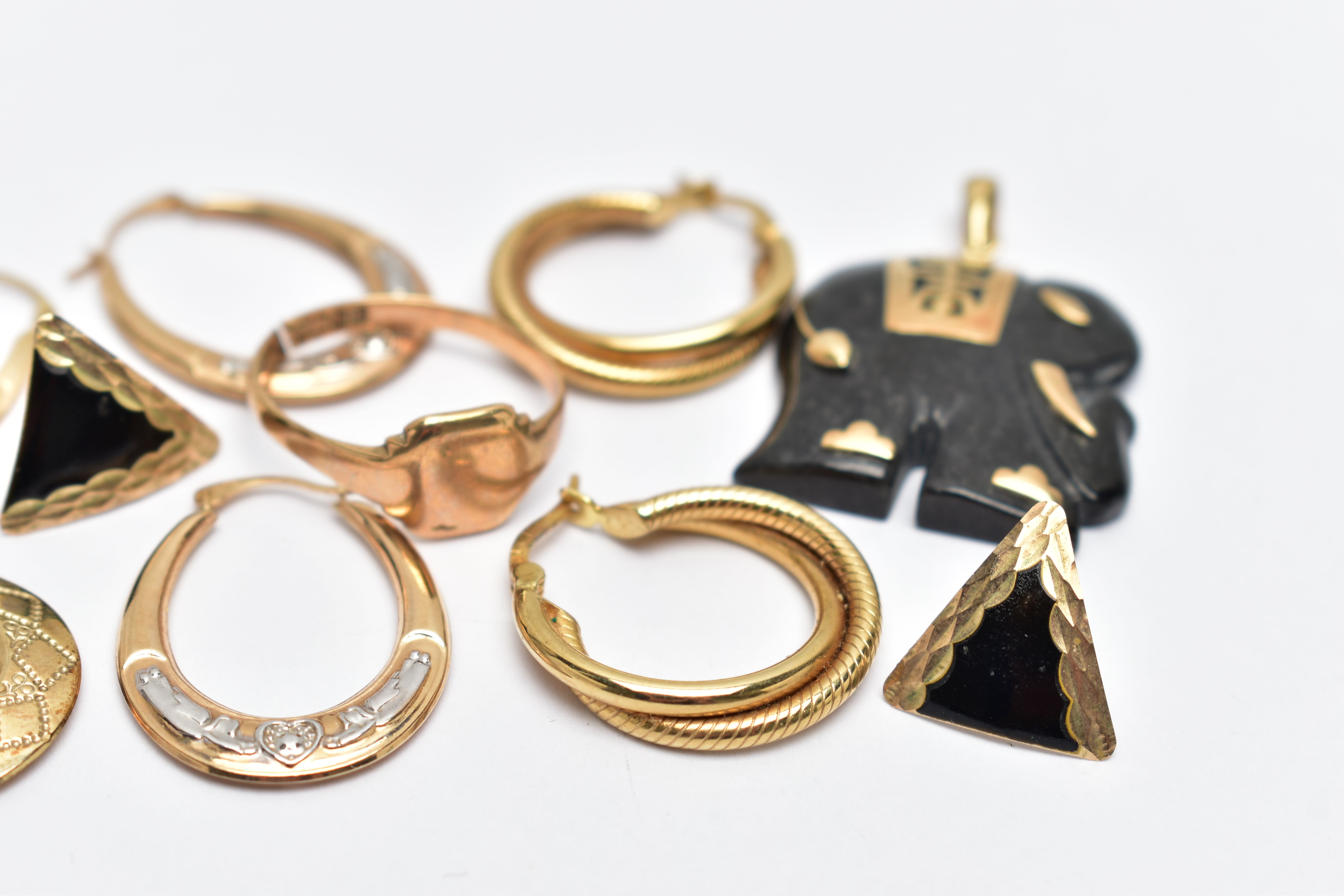 AN ASSORTMENT OF 9CT GOLD AND YELLOW METAL JEWELLERY, to include a pair of double hoop earrings with - Image 2 of 3