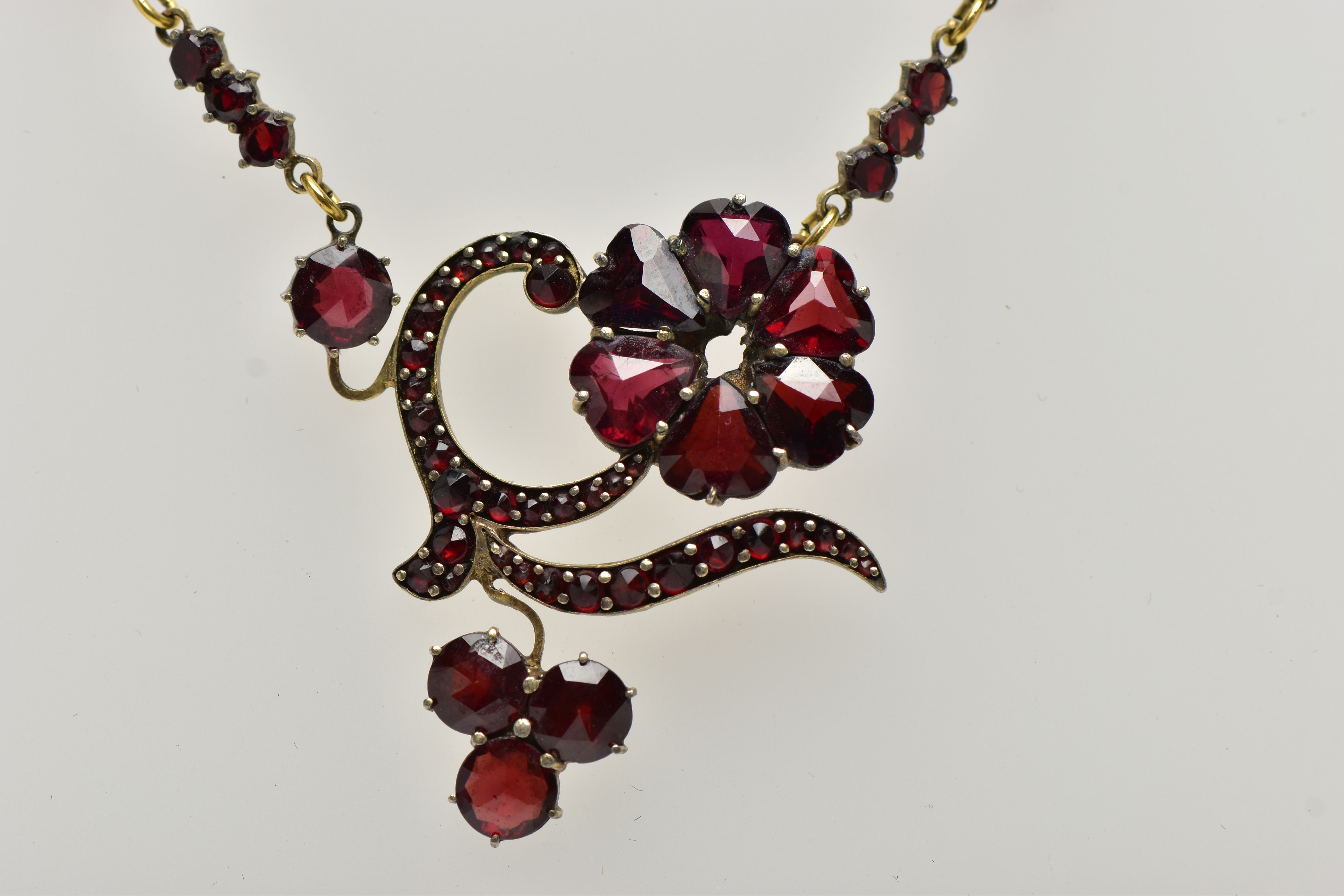 A YELLOW METAL DIAMOND AND SAPPHIRE FIVE STONE RING AND A GARNET NECKLACE, the ring designed with - Image 8 of 12