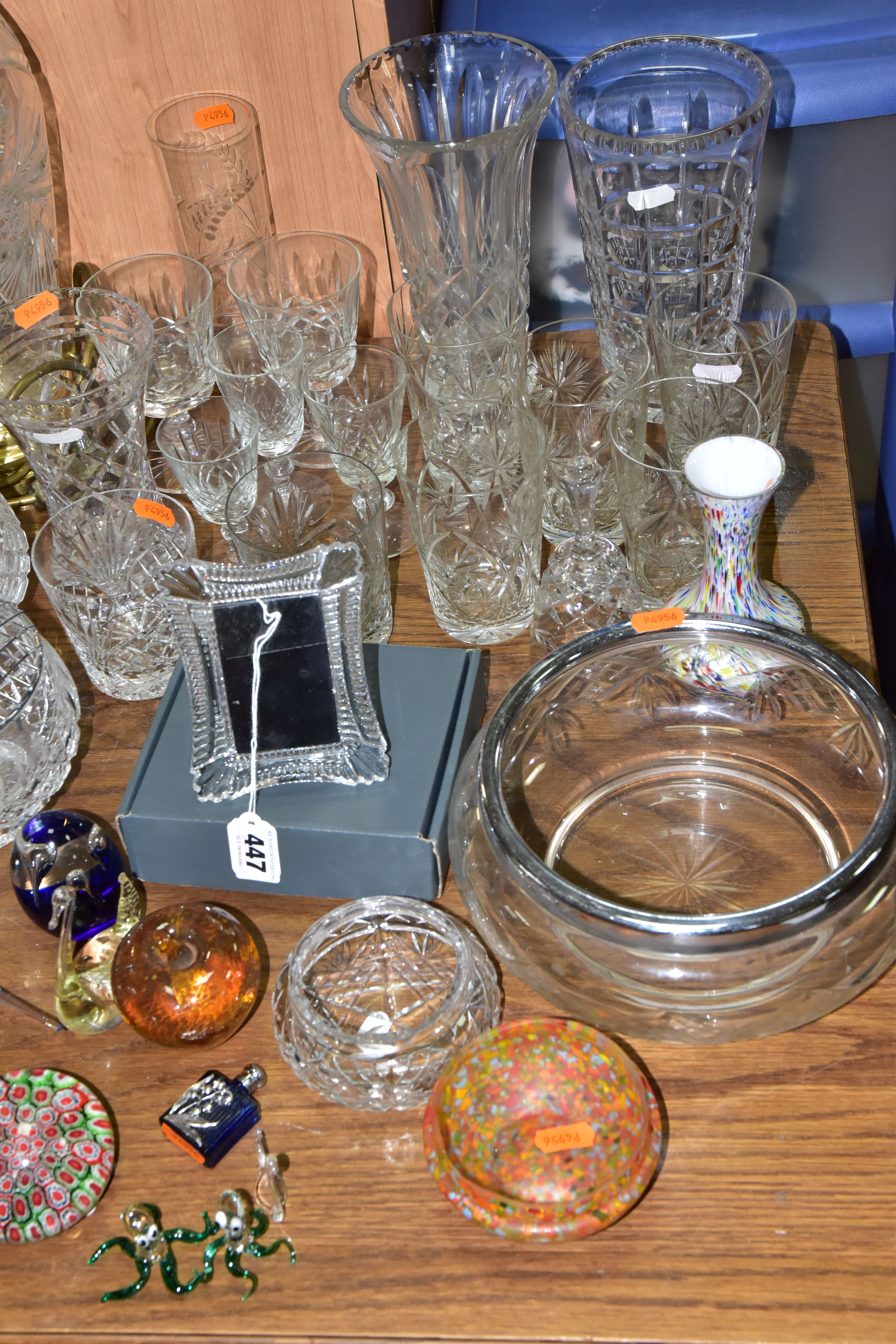 A GROUP OF CUT CRYSTAL, COLOURED AND DECORATIVE GLASSWARES, to include a boxed Waterford Portraits - Image 2 of 8