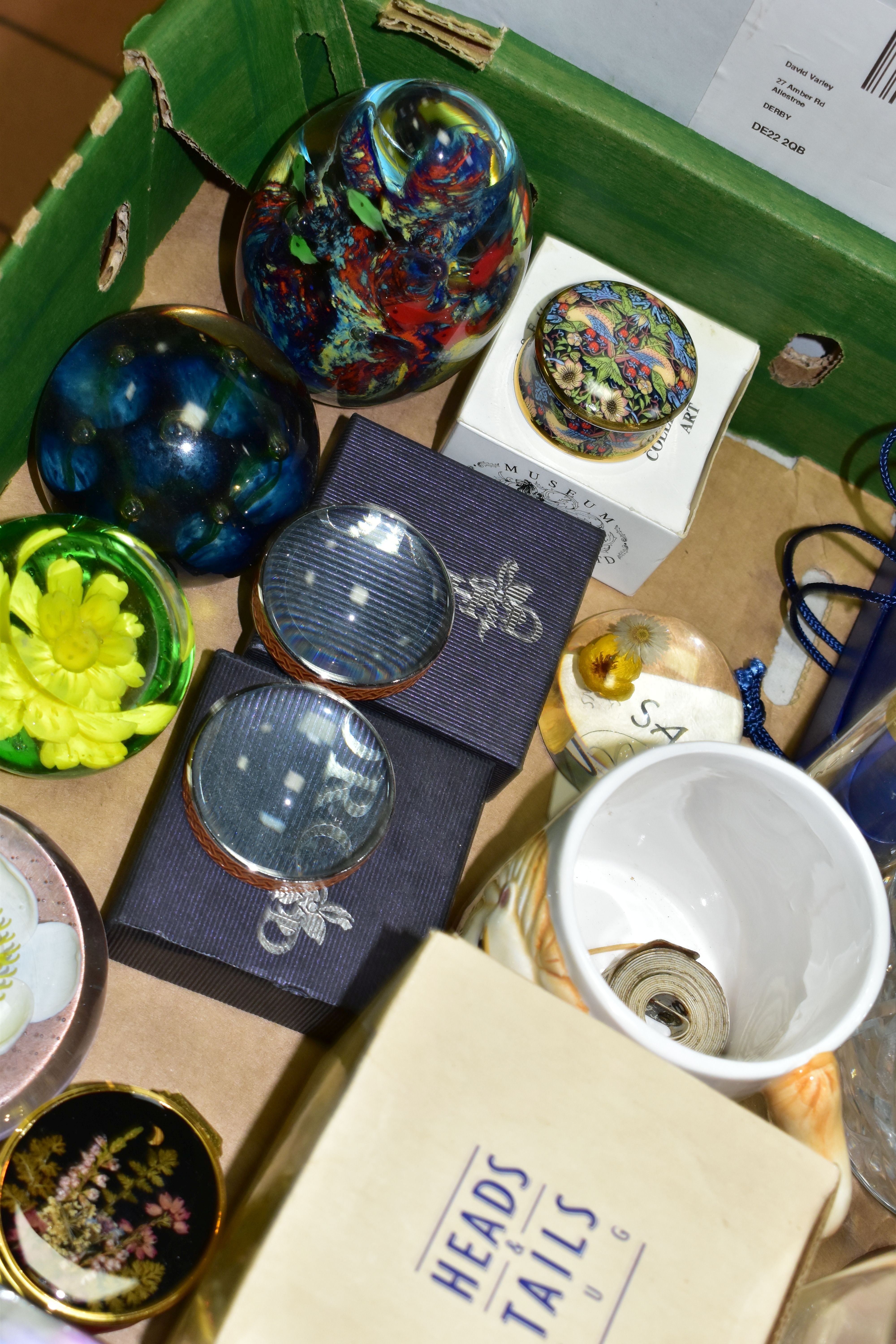 TWO BOXES AND LOOSE SUNDRY ITEMS ETC, to include a boxed Edinburgh Crystal fruit bowl, boxed set - Image 9 of 9