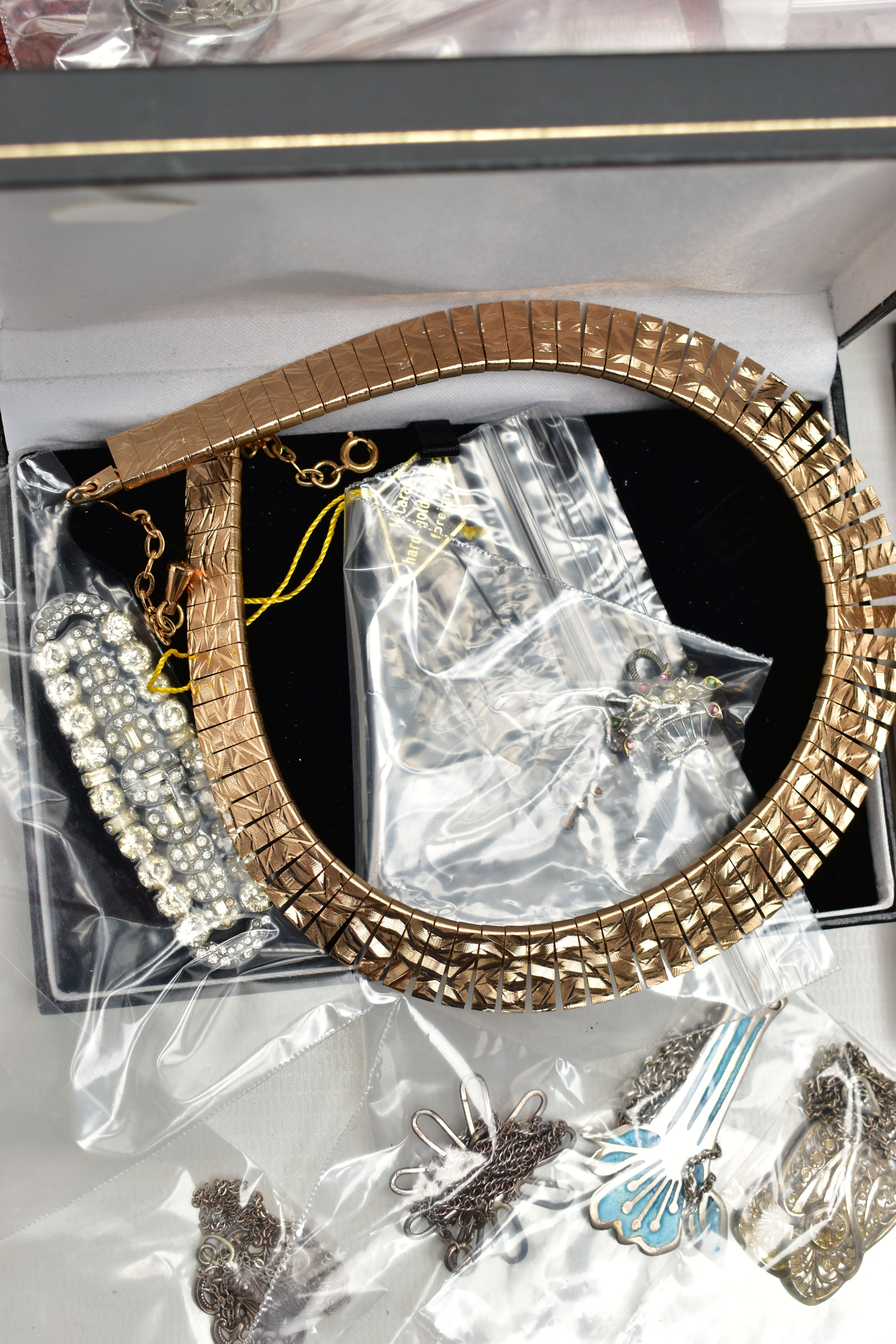 A BOX OF ASSORTED SILVER AND COSTUME JEWELLERY, to include a silver floral detailed oval locket, - Image 10 of 10