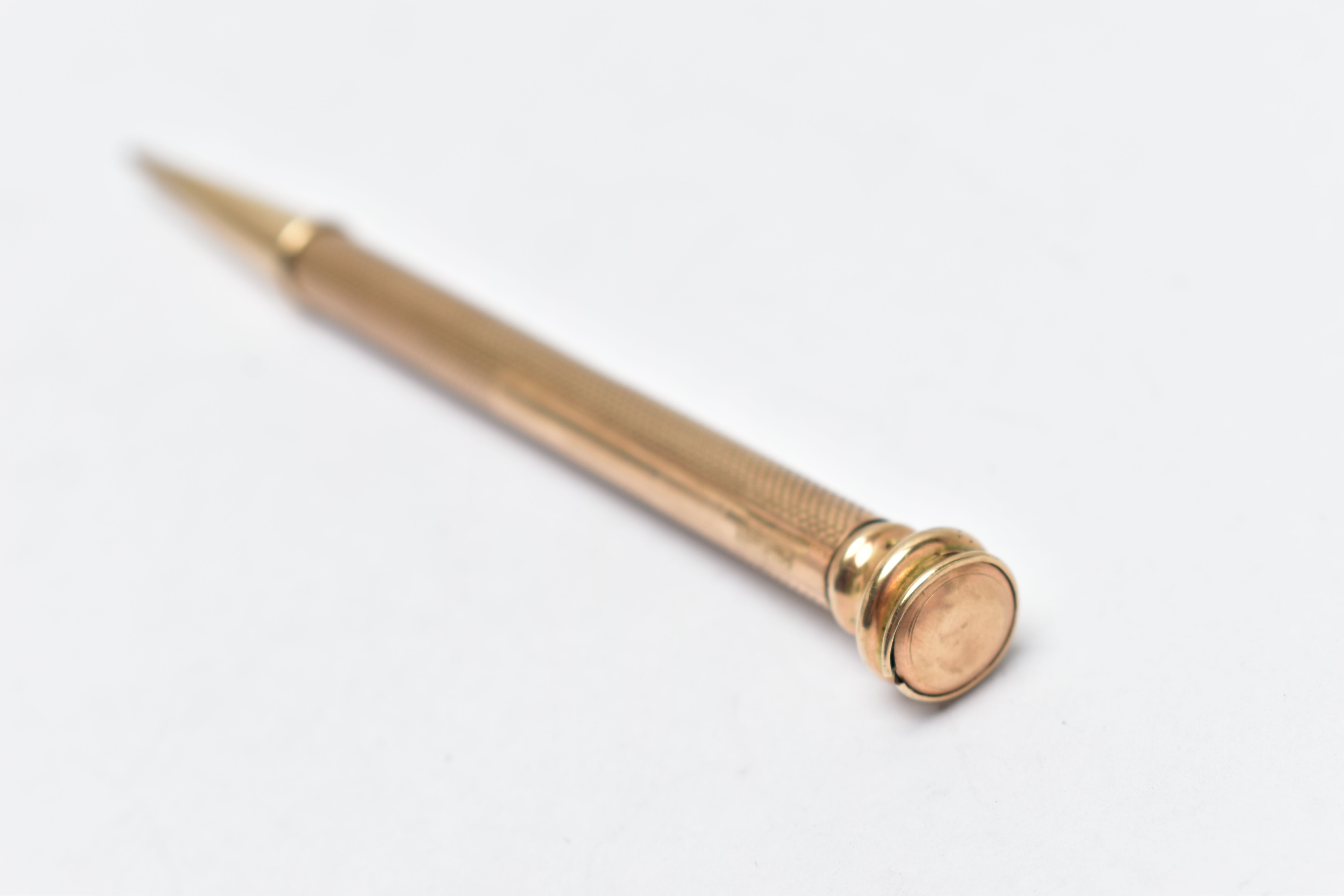 A YELLOW METAL PROPELLING PENCIL, engine turned pattern stamped '9ct gold', AF terminal, length - Image 3 of 4