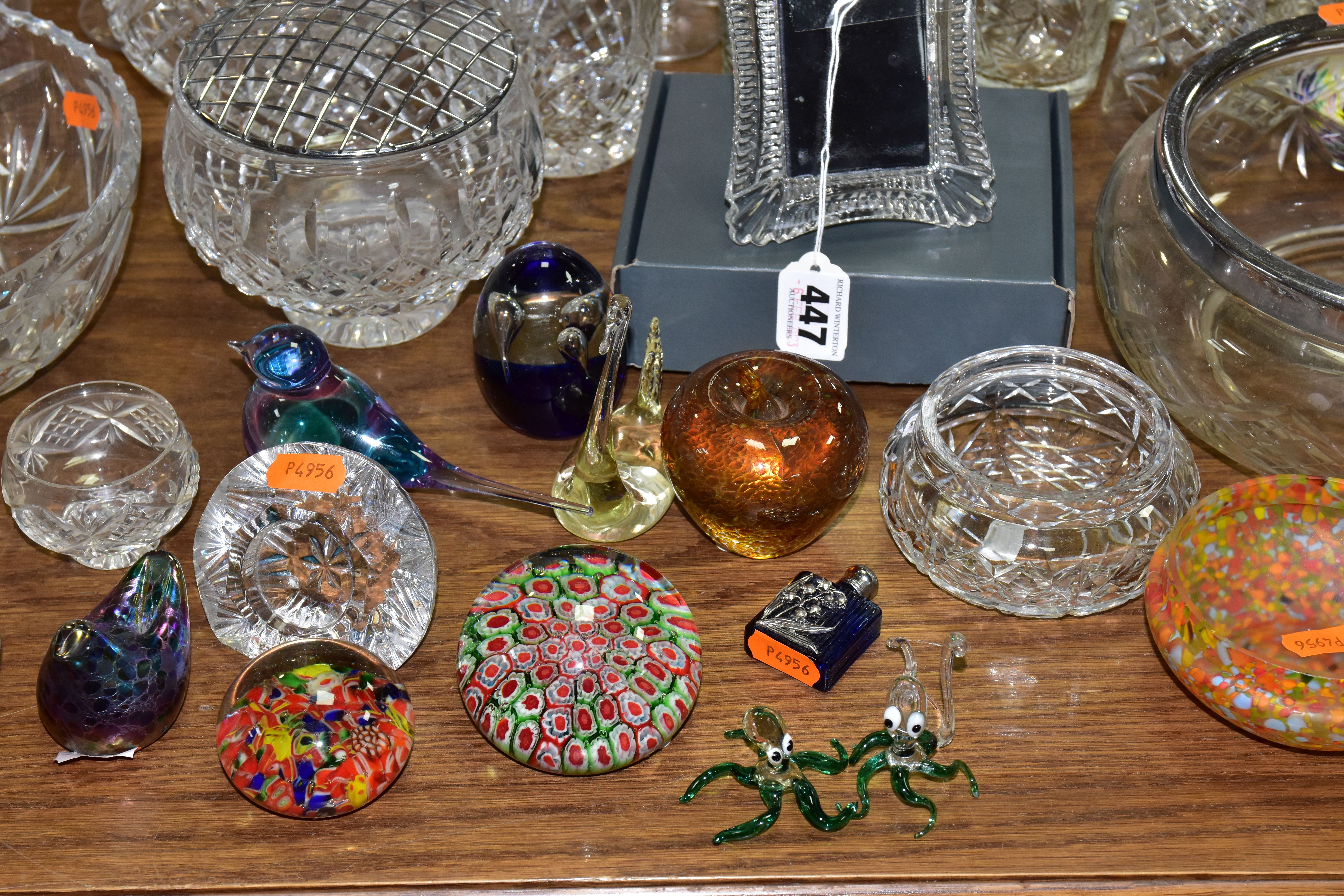 A GROUP OF CUT CRYSTAL, COLOURED AND DECORATIVE GLASSWARES, to include a boxed Waterford Portraits - Image 3 of 8