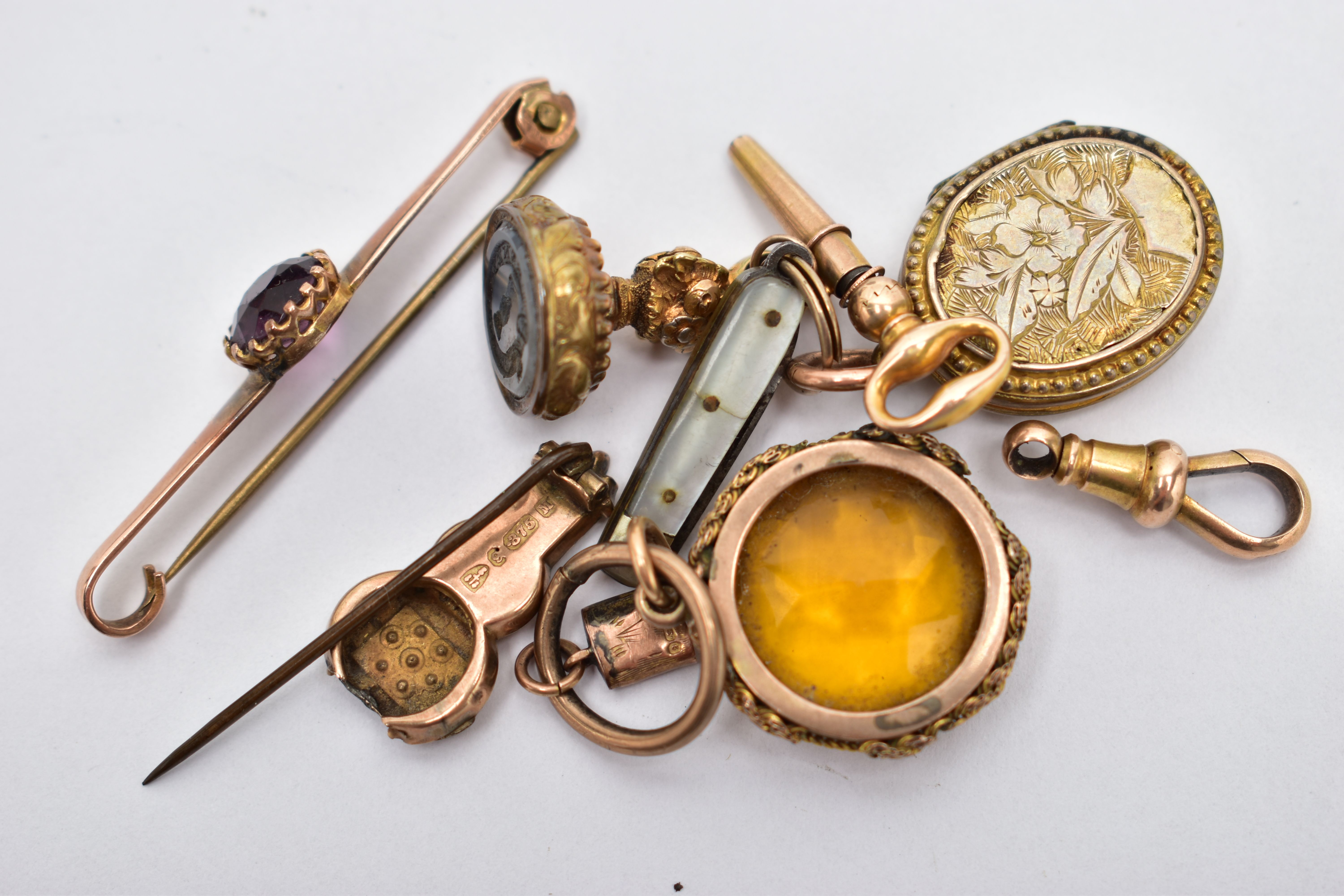 A YELLOW METAL LOBSTER CLASP, 9CT GOLD AMETHYST BAR BROOCH AND OTHER ITEMS, polished lobster - Image 5 of 5