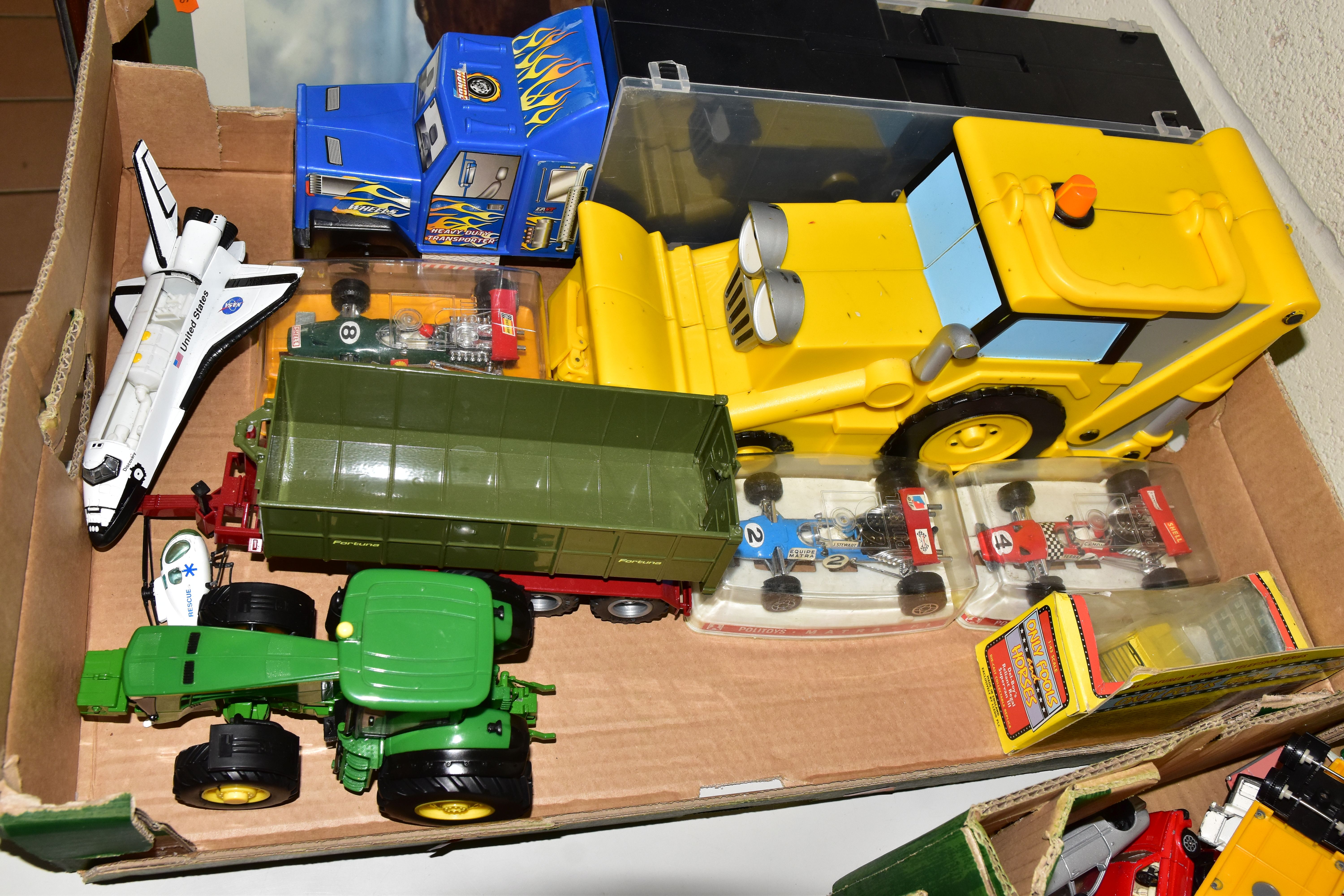 A QUANTITY OF UNBOXED AND ASSORTED PLAYWORN DIECAST VEHICLES, majority are modern items but does - Image 5 of 5