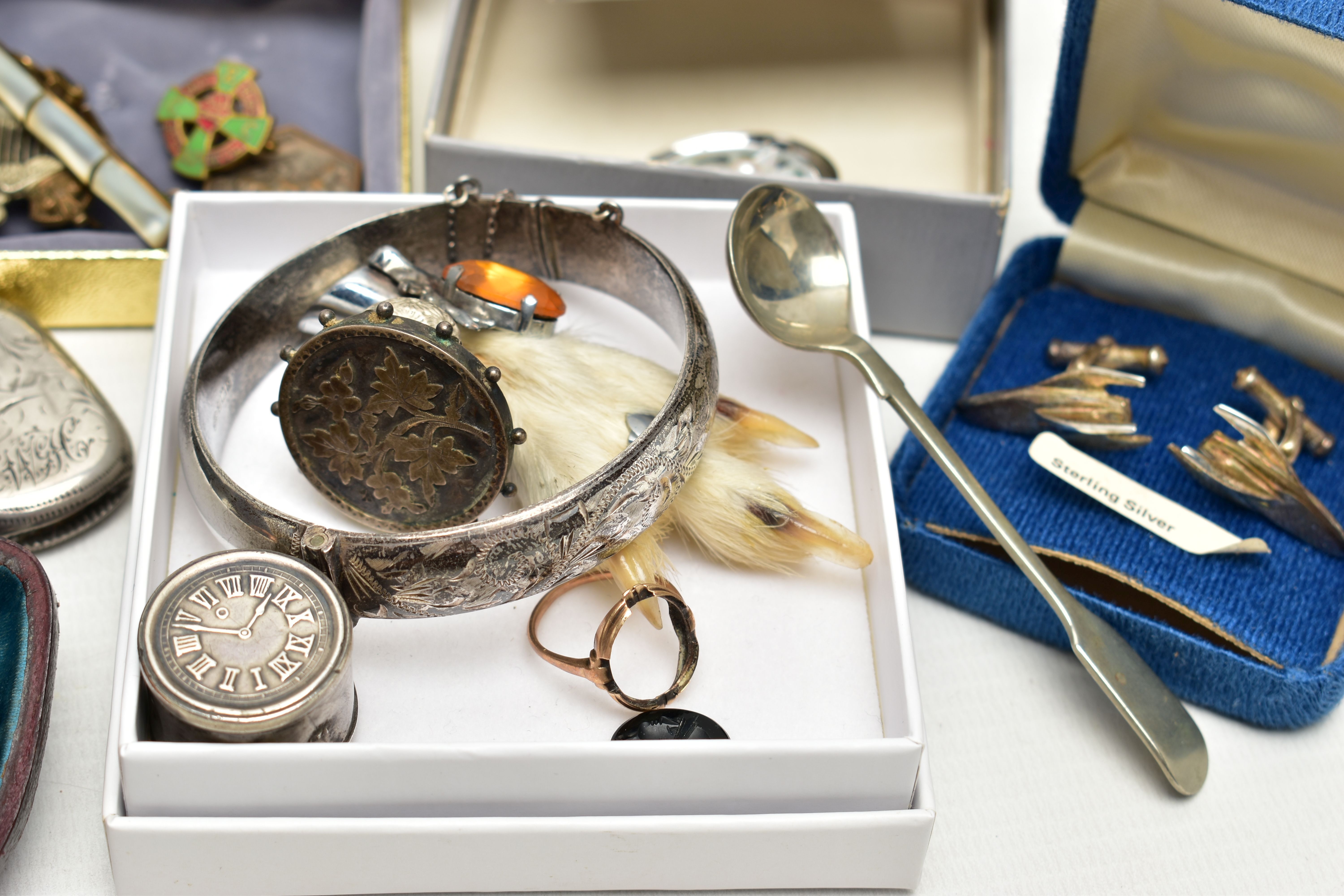 A BOX OF ASSORTED JEWELLERY AND OTHER ITEMS, to include a rose metal centurian signet ring (a/f), - Image 4 of 8