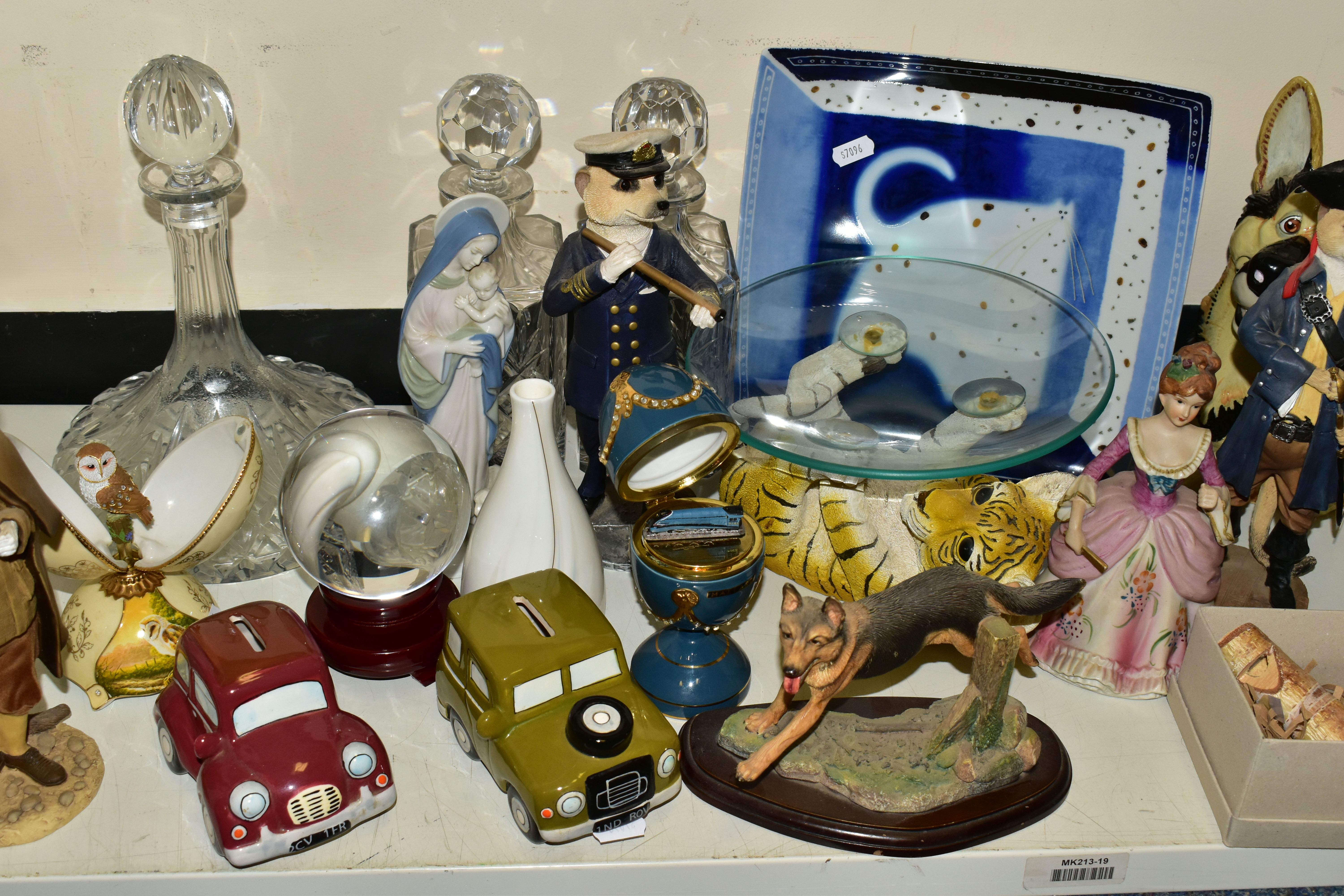 A SELECTION OF DECORATIVE ORNAMENTS AND GLASS WARES ETC, to include an Annette Whelan fused glass - Image 3 of 5