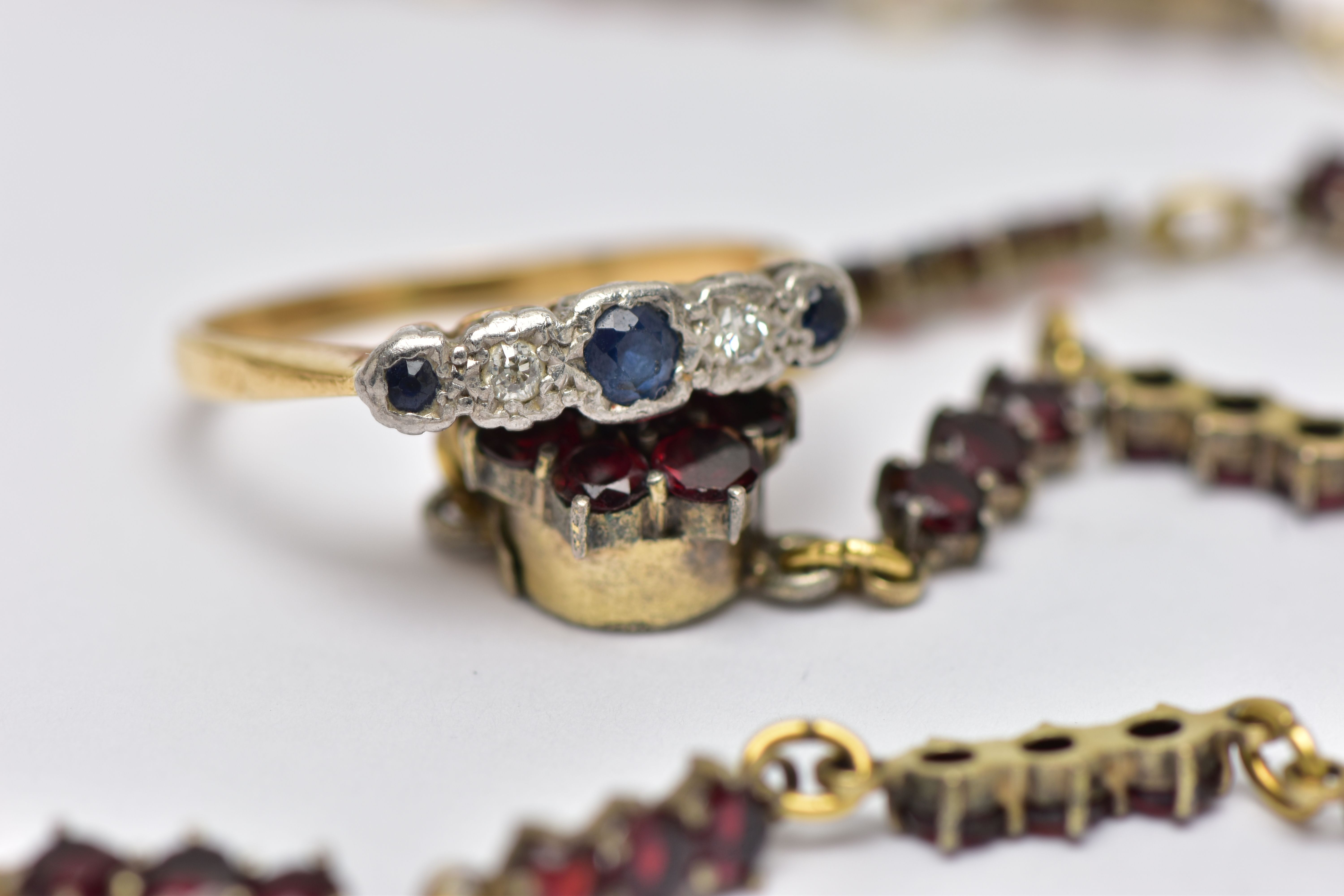 A YELLOW METAL DIAMOND AND SAPPHIRE FIVE STONE RING AND A GARNET NECKLACE, the ring designed with - Image 3 of 12