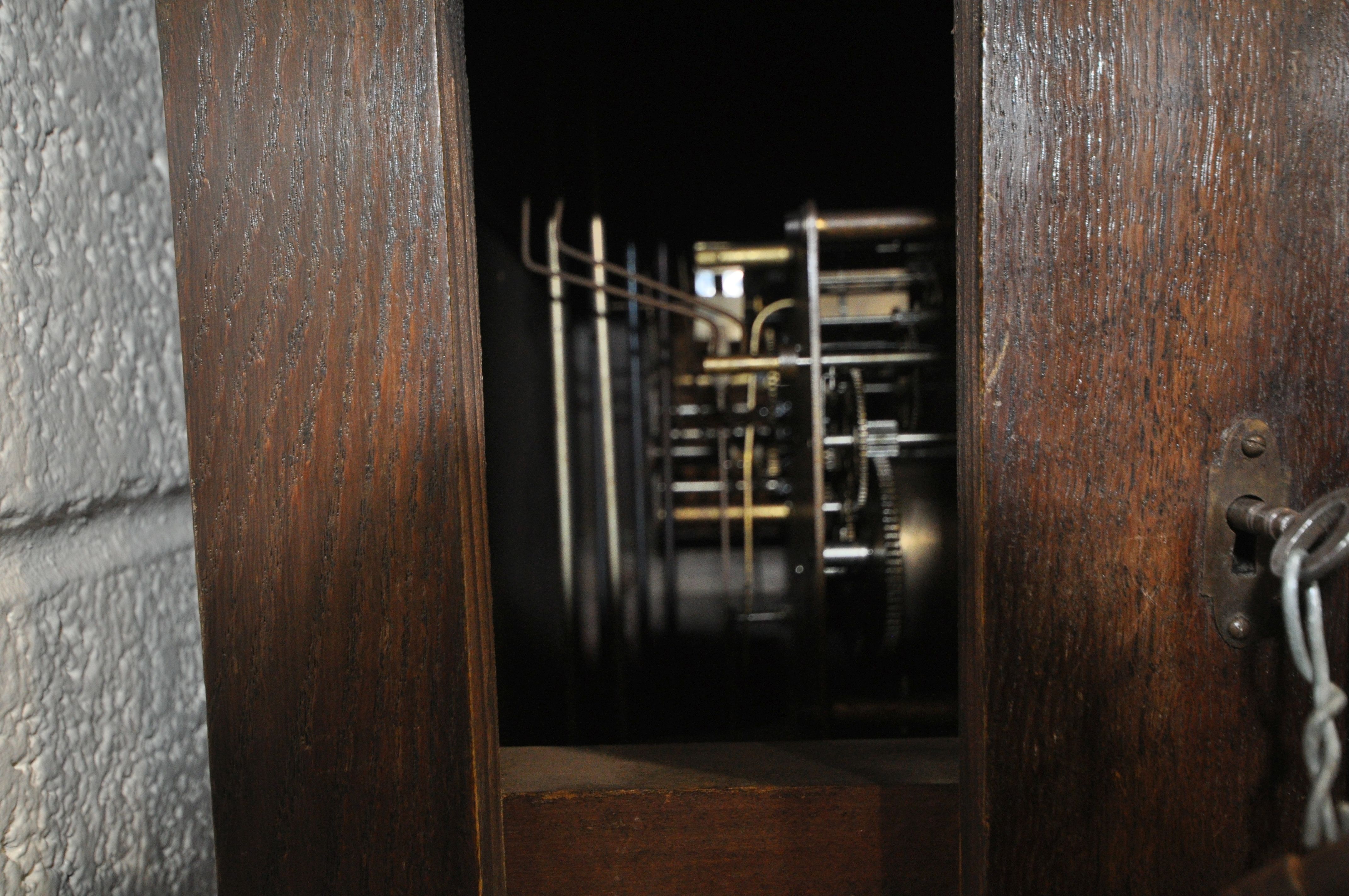 AN EARLY TO MID 20TH CENTURY OAK LONGCASE CLOCK, with a brass and silvered 9 inch dial, Roman - Image 4 of 5