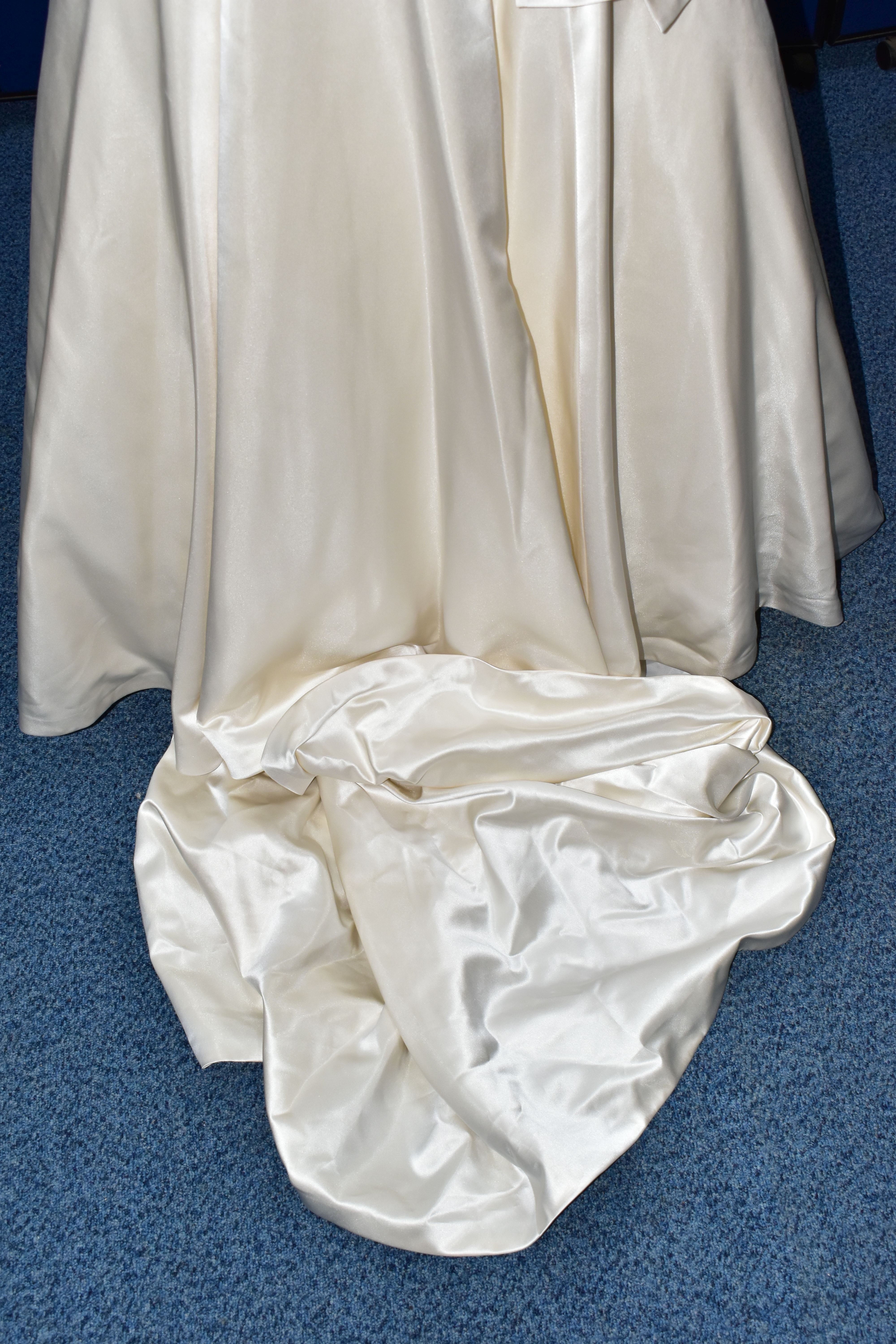 WEDDING DRESS, 'David Tutera' champagne, size 6, satin, strapless, beaded appliques (1) - Image 5 of 10
