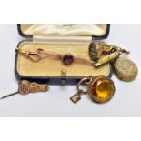 A YELLOW METAL LOBSTER CLASP, 9CT GOLD AMETHYST BAR BROOCH AND OTHER ITEMS, polished lobster