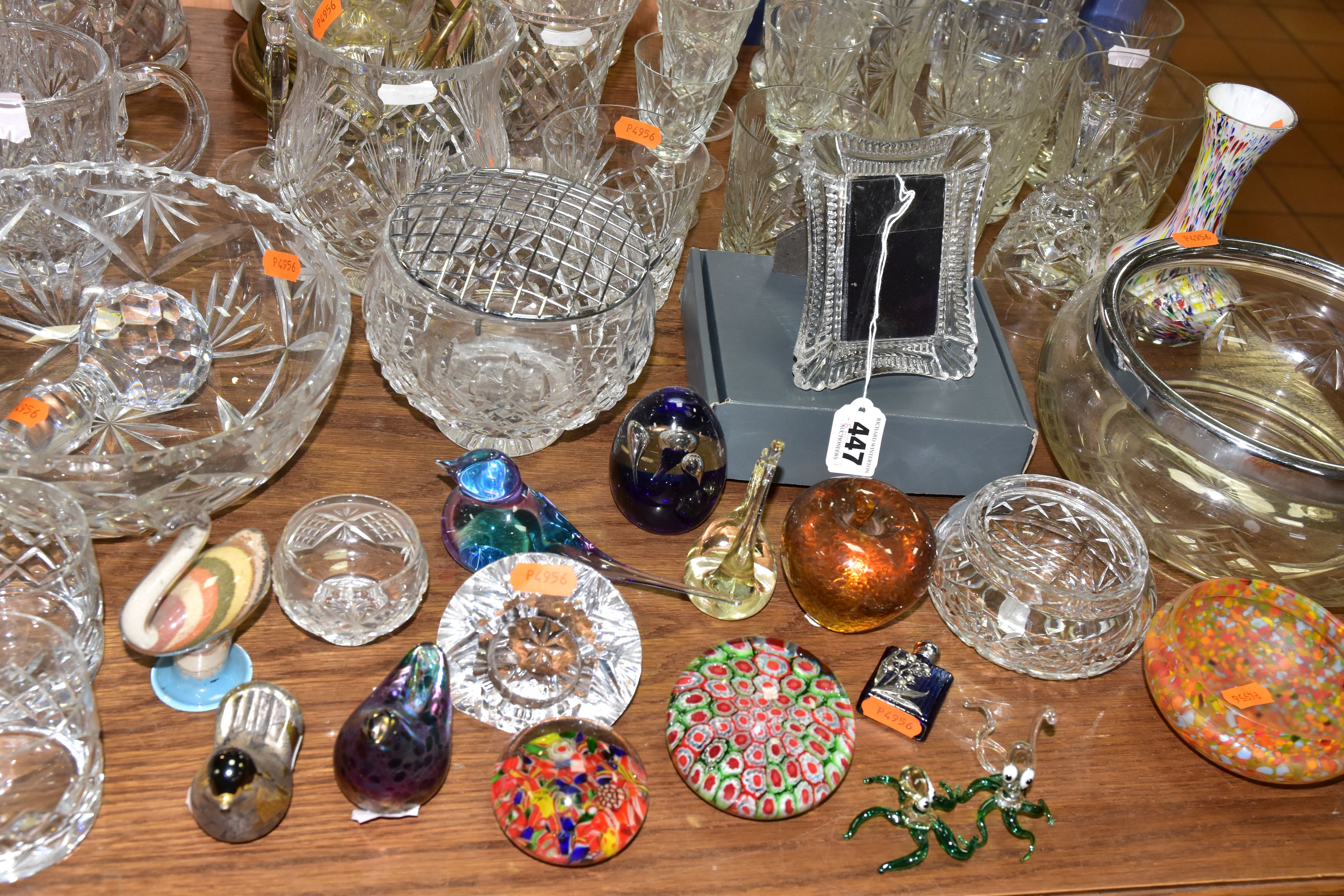 A GROUP OF CUT CRYSTAL, COLOURED AND DECORATIVE GLASSWARES, to include a boxed Waterford Portraits - Image 7 of 8