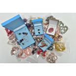 A LARGE COLLECTION OF SEMI-PRECIOUS GEMSTONE JEWELLERY, to include a boxed pink agate pendant, in
