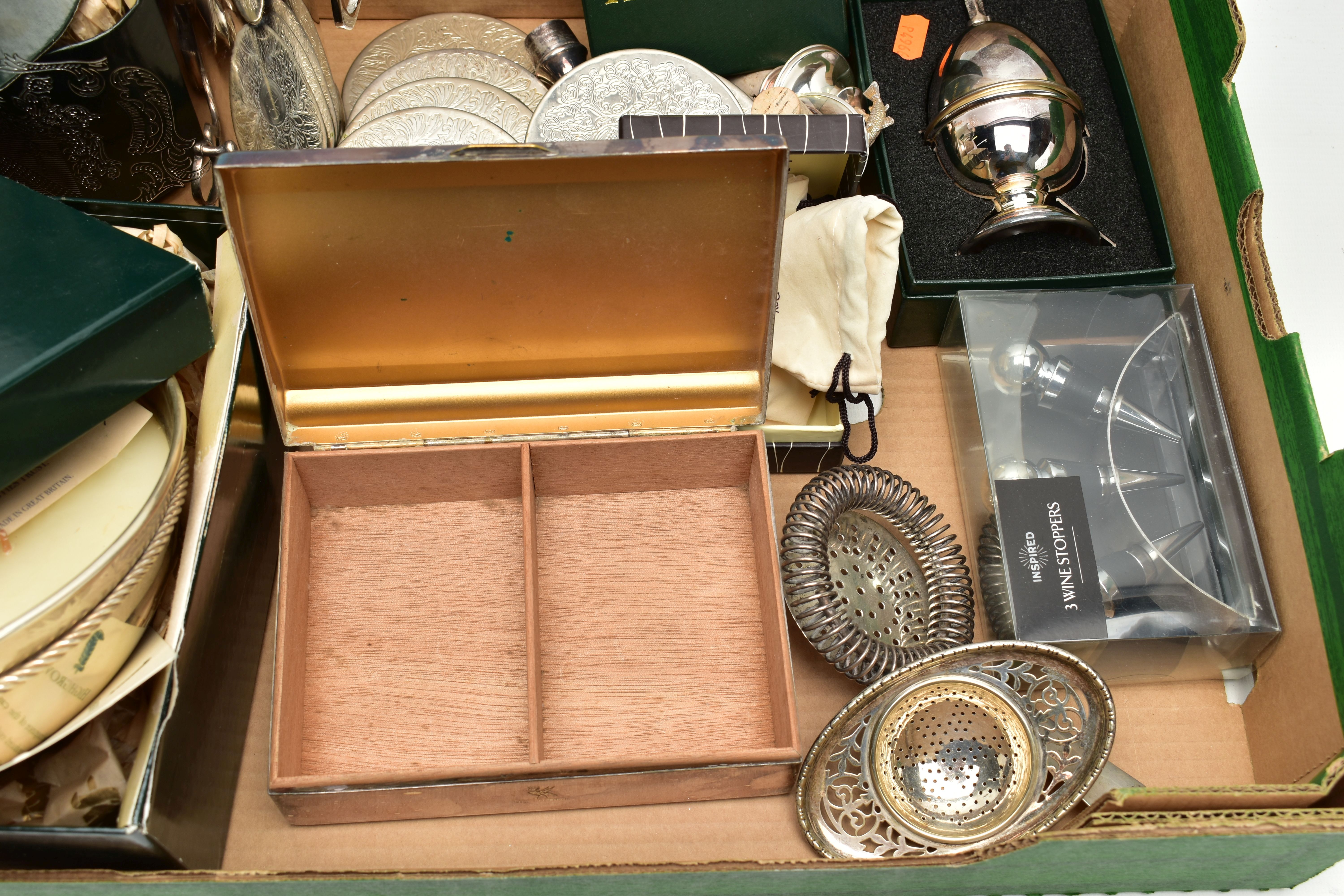 A BOX OF ASSORTED ITEMS, to include a large boxed 'Highgrove' candle in a silver plate bowl, a small - Image 4 of 7