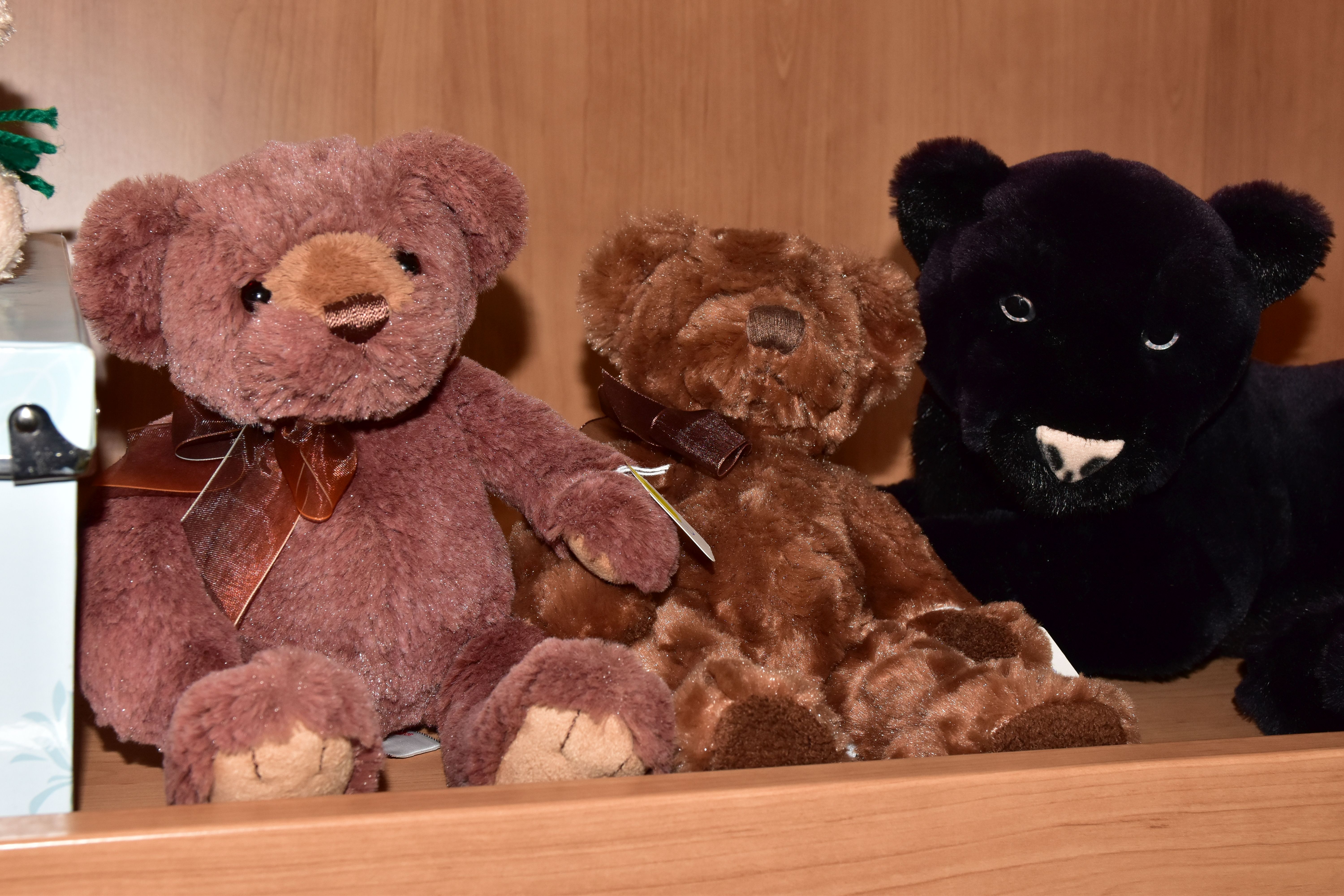 FIVE MODERN COLLECTORS BEARS, Russ Berrie 'Bruno' and 'Spencer', Gund 'Yorrick' with another smaller - Image 4 of 6