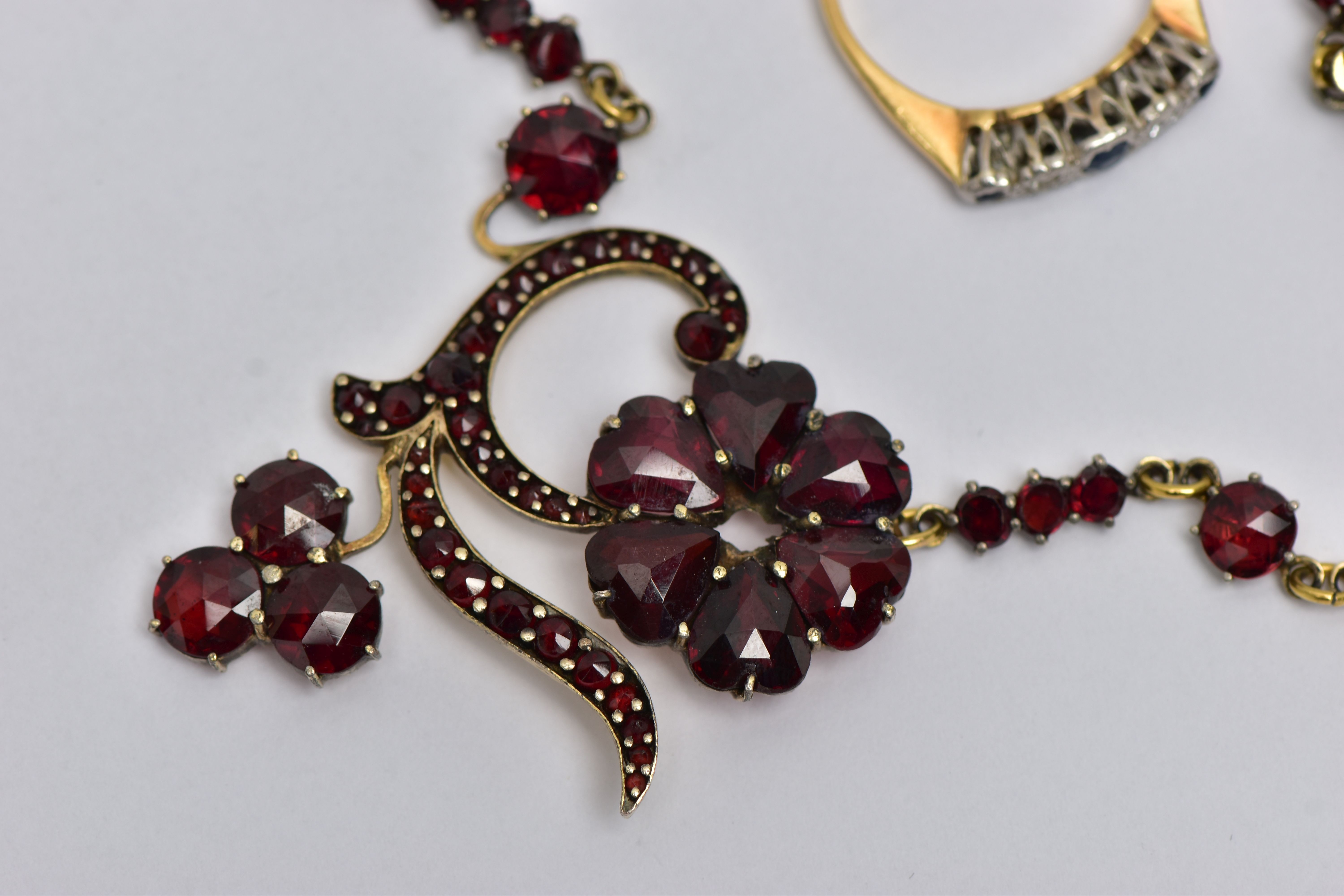 A YELLOW METAL DIAMOND AND SAPPHIRE FIVE STONE RING AND A GARNET NECKLACE, the ring designed with - Image 2 of 12