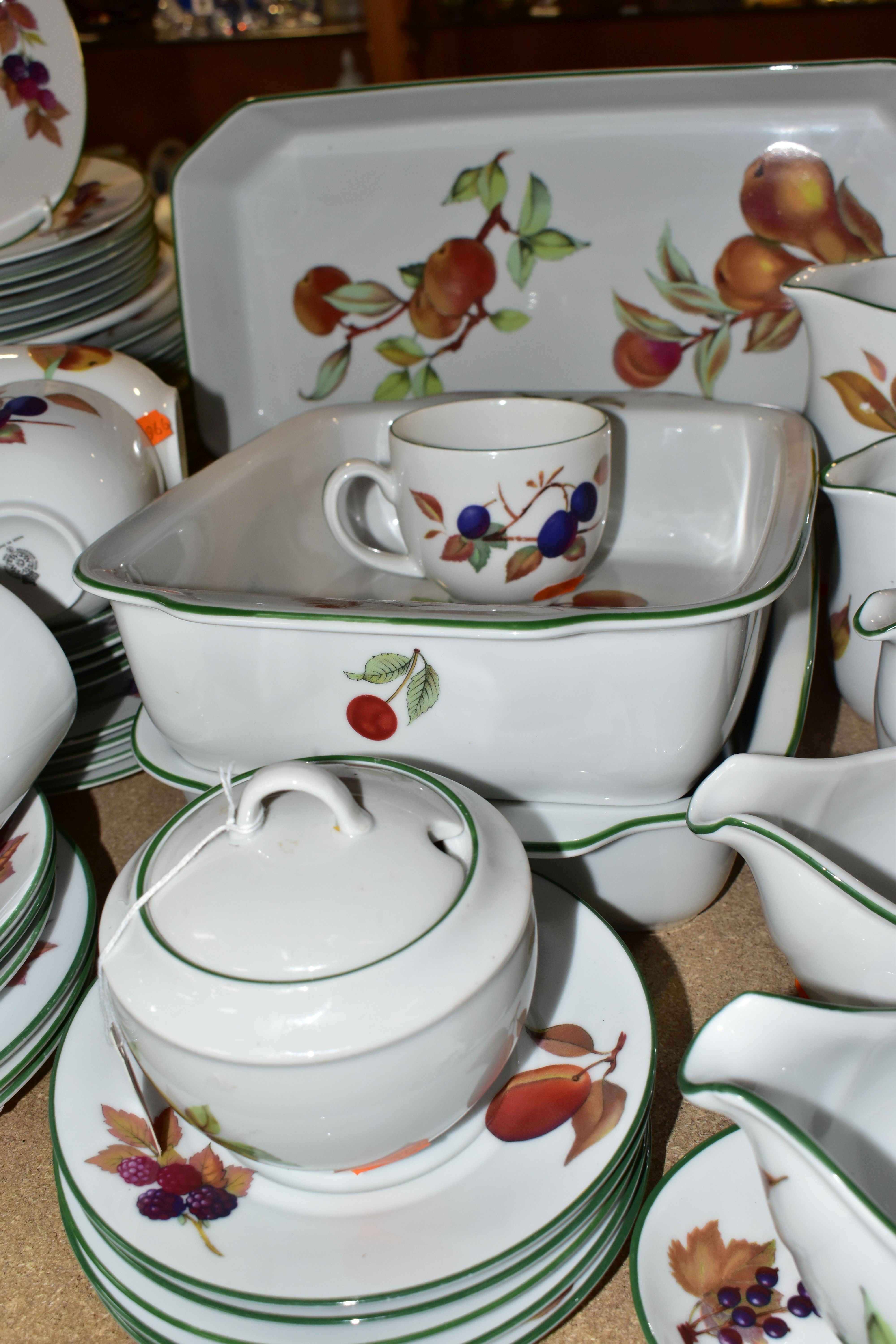 A QUANTITY OF ROYAL WORCESTER 'EVESHAM VALE' OVEN TO TABLE WARE, comprising three large jugs, two - Image 4 of 6
