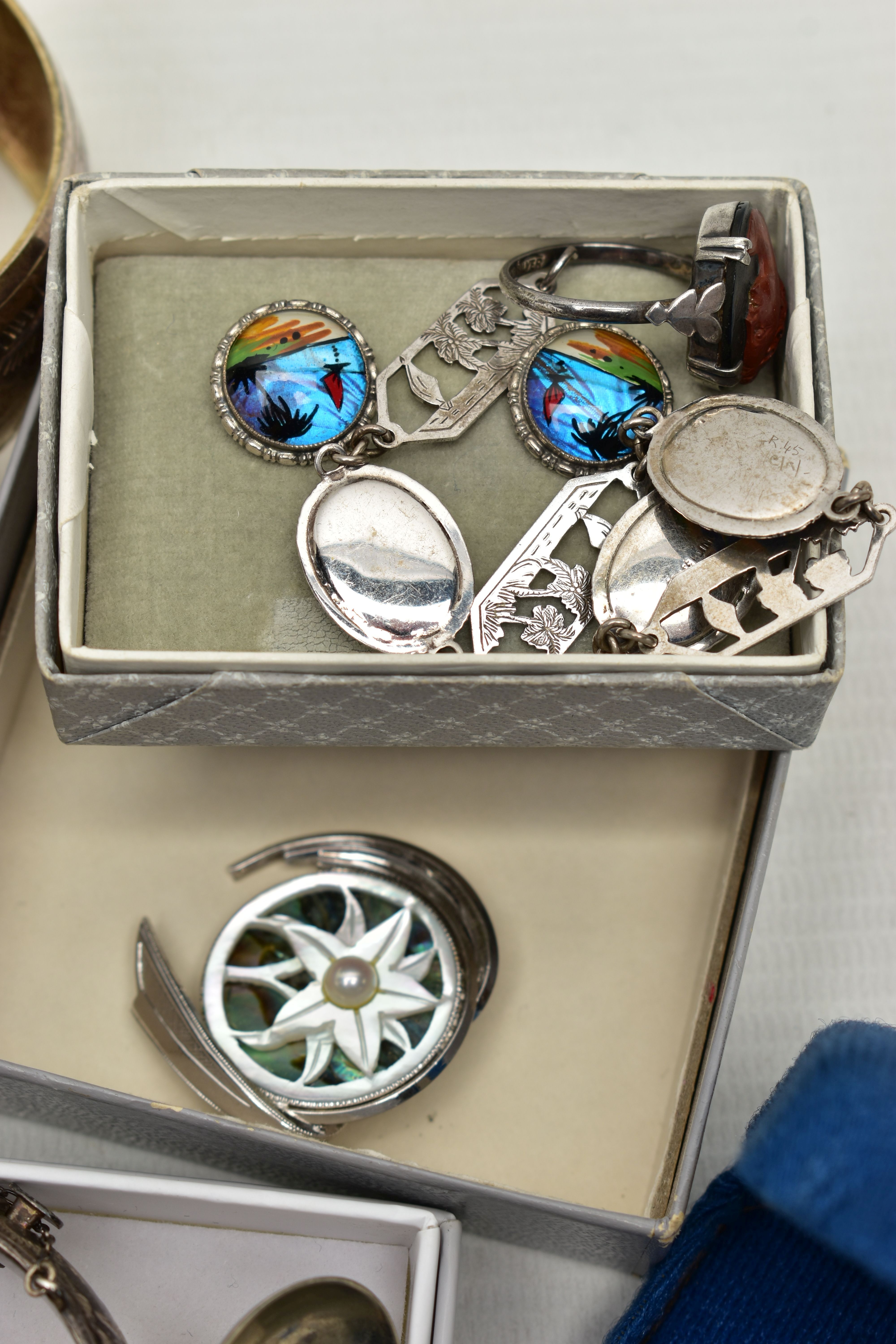 A BOX OF ASSORTED JEWELLERY AND OTHER ITEMS, to include a rose metal centurian signet ring (a/f), - Image 6 of 8