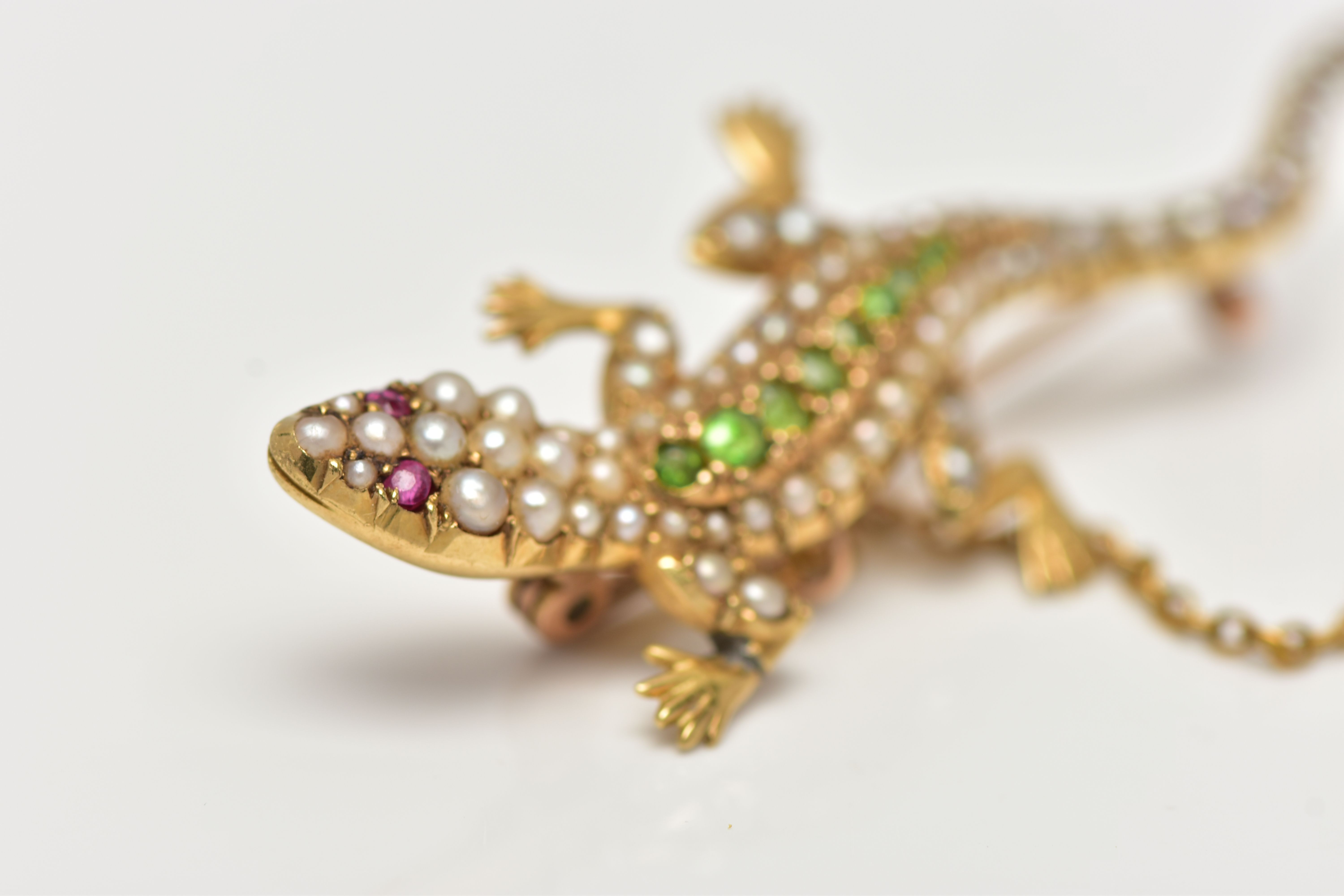 AN EARLY 20TH CENTURY GOLD SALAMANDER BROOCH, set with a row of graduating demaintoid garnets to the - Image 2 of 3