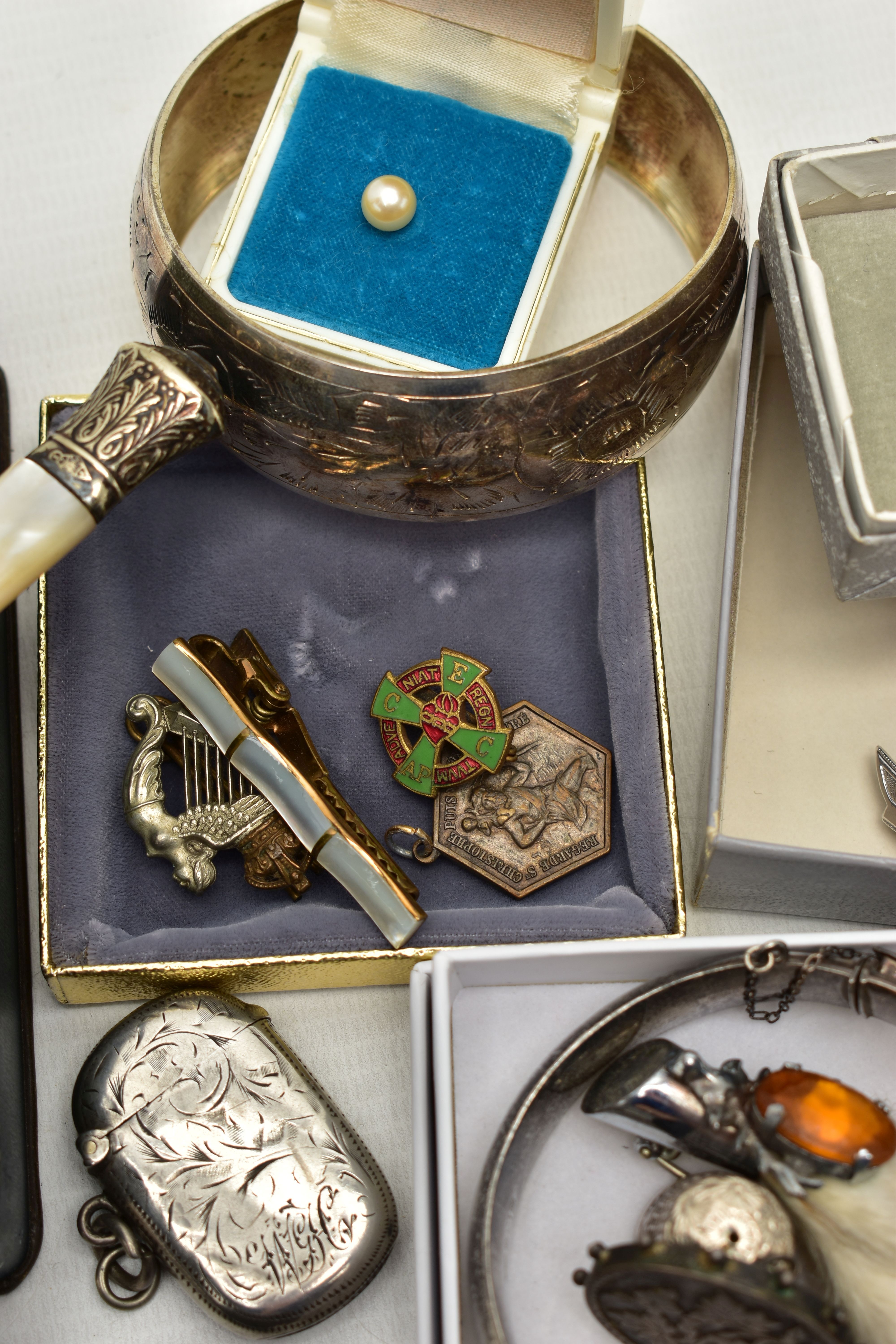A BOX OF ASSORTED JEWELLERY AND OTHER ITEMS, to include a rose metal centurian signet ring (a/f), - Image 5 of 8
