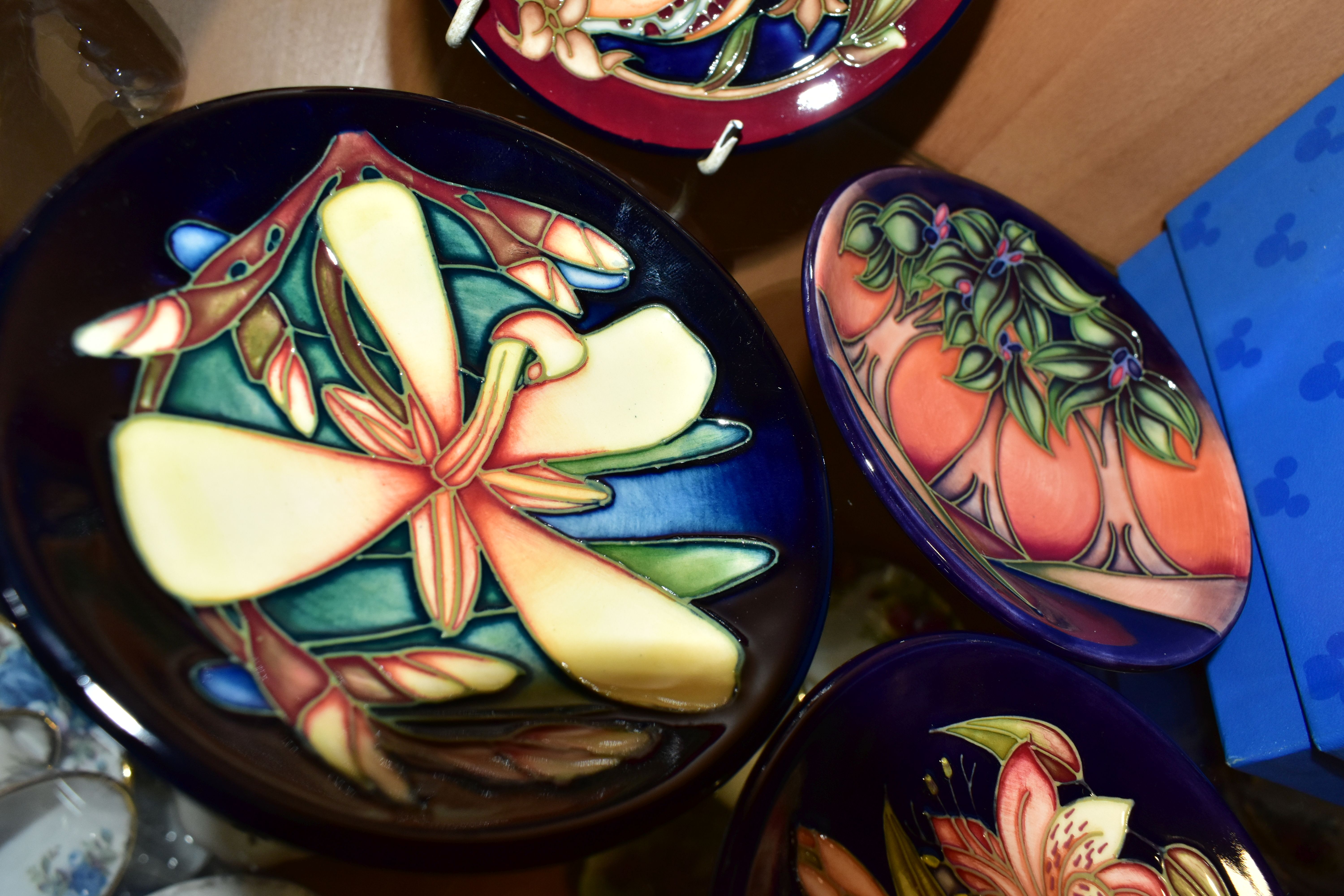 FIVE MOORCROFT PIN DISHES, comprising a 2003 'Plevriana' pattern designed by Moorcroft senior artist - Image 4 of 5