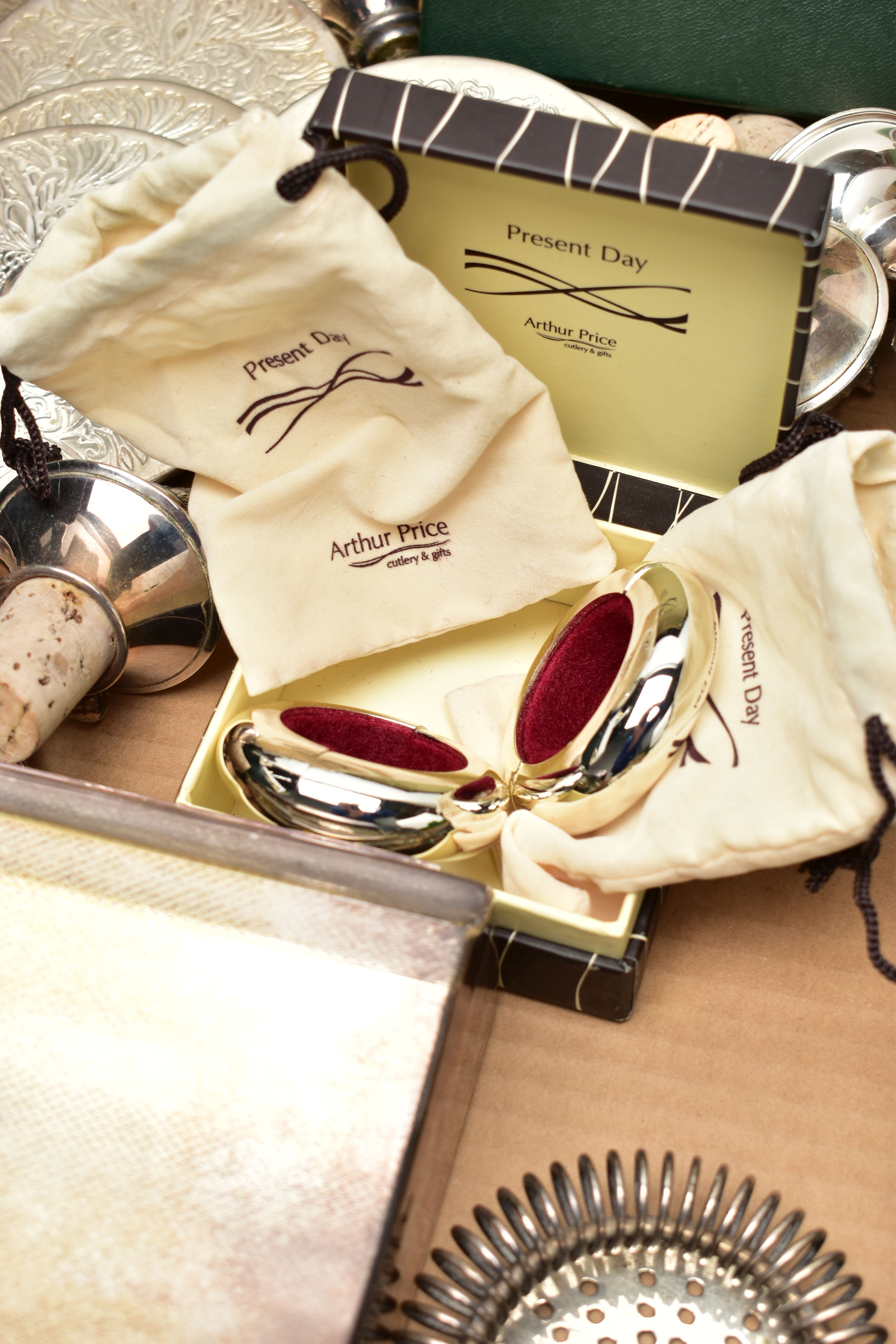 A BOX OF ASSORTED ITEMS, to include a large boxed 'Highgrove' candle in a silver plate bowl, a small - Image 3 of 7