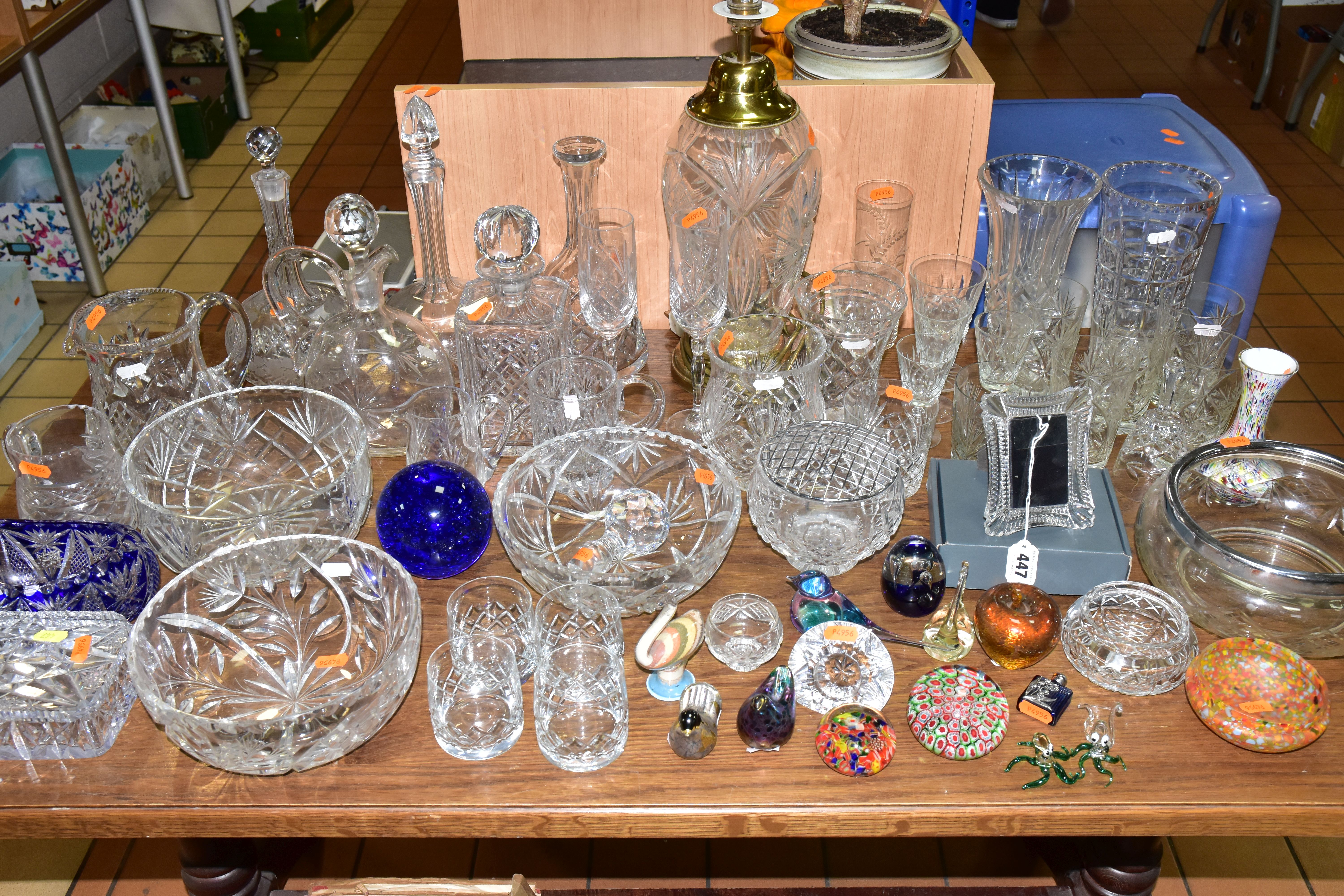 A GROUP OF CUT CRYSTAL, COLOURED AND DECORATIVE GLASSWARES, to include a boxed Waterford Portraits