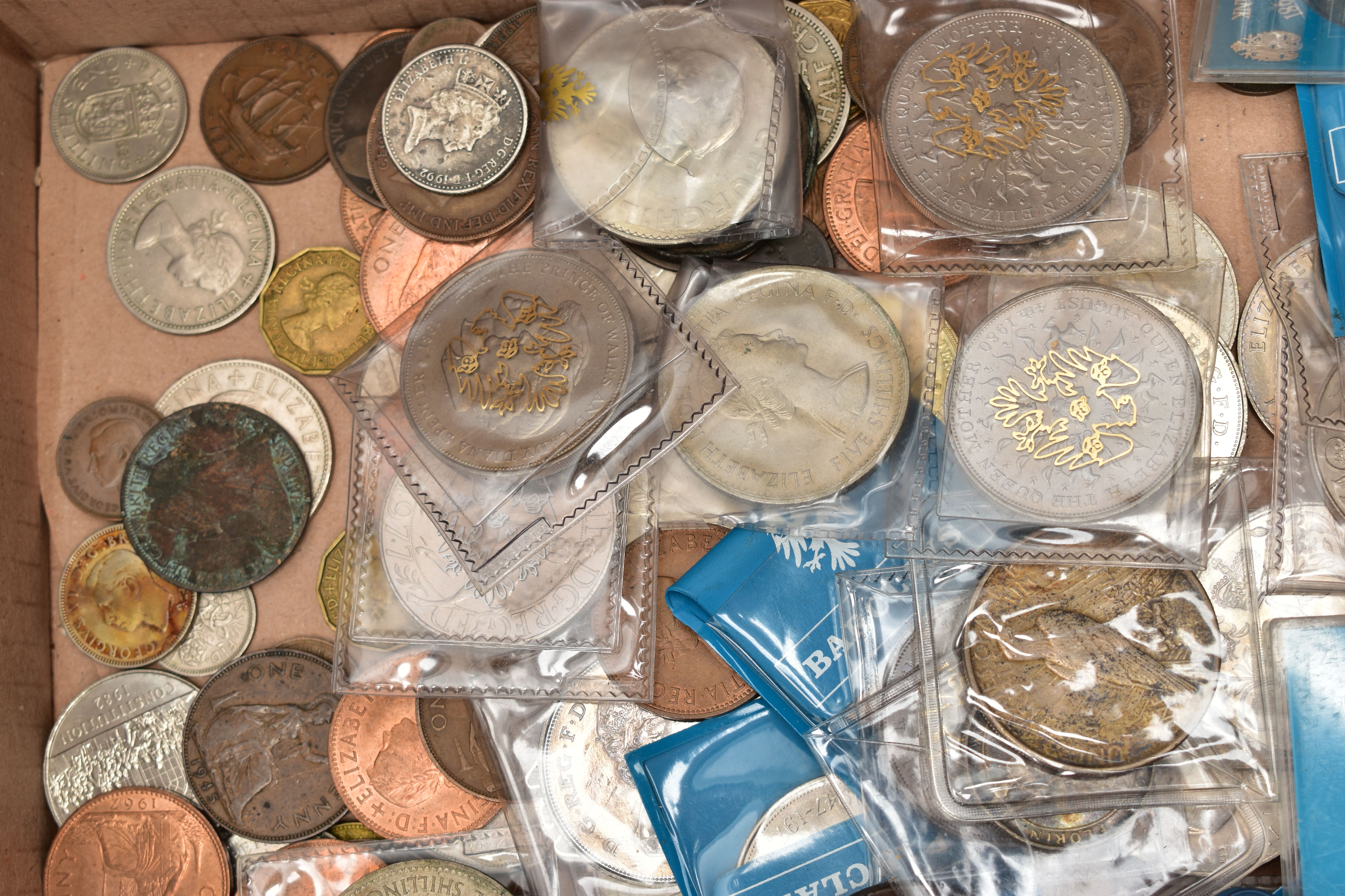 A BOX OF MIXED COINAGE, to include a bag of silver content coins such as a 1923 half Crown coin, a - Image 3 of 3