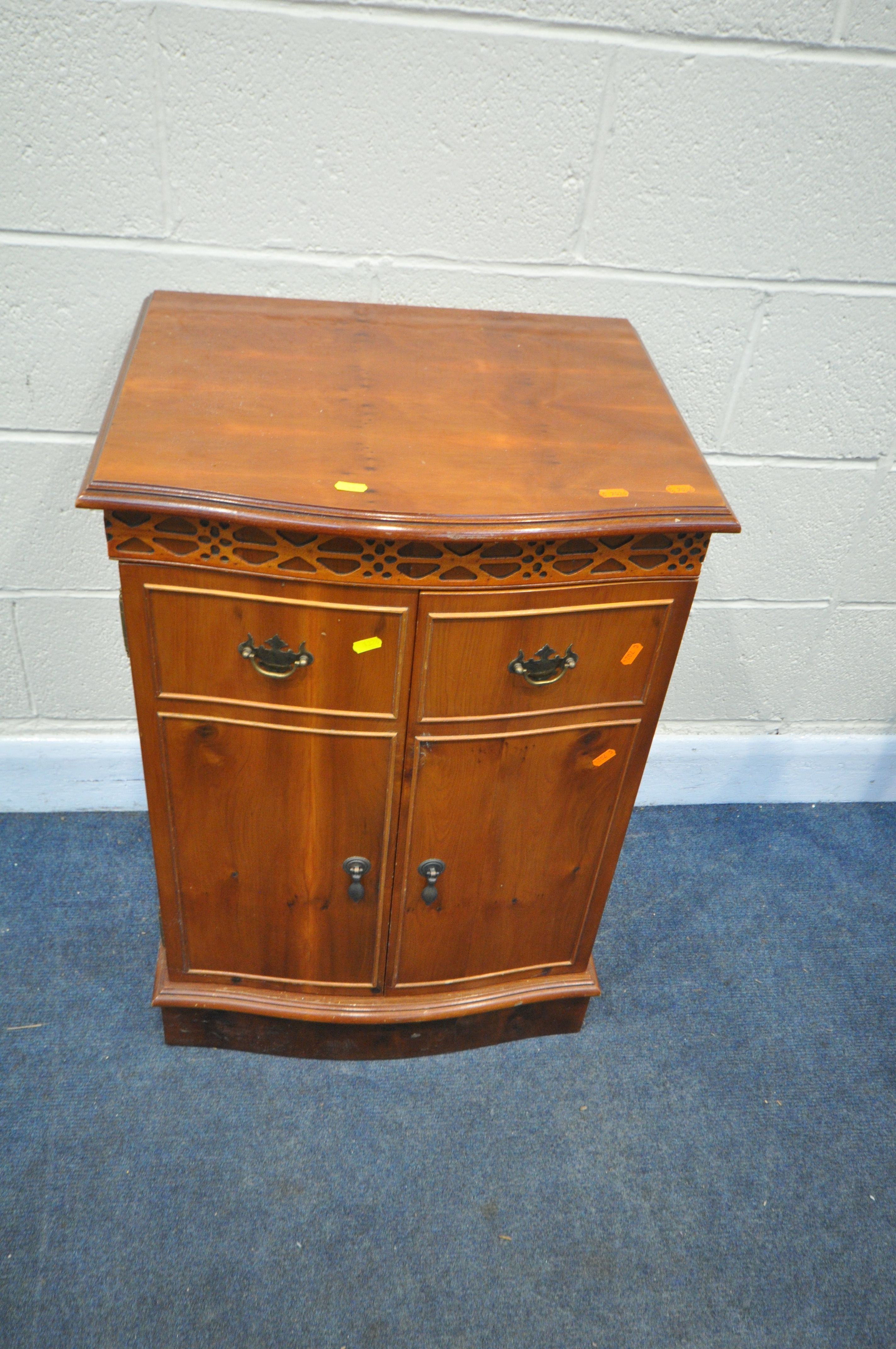 AN EARLY 20TH CENTURY WALNUT DEMI LUNE SINGLE DOOR CHINA CABINET, width 64cm x depth 34cm x height - Image 5 of 5