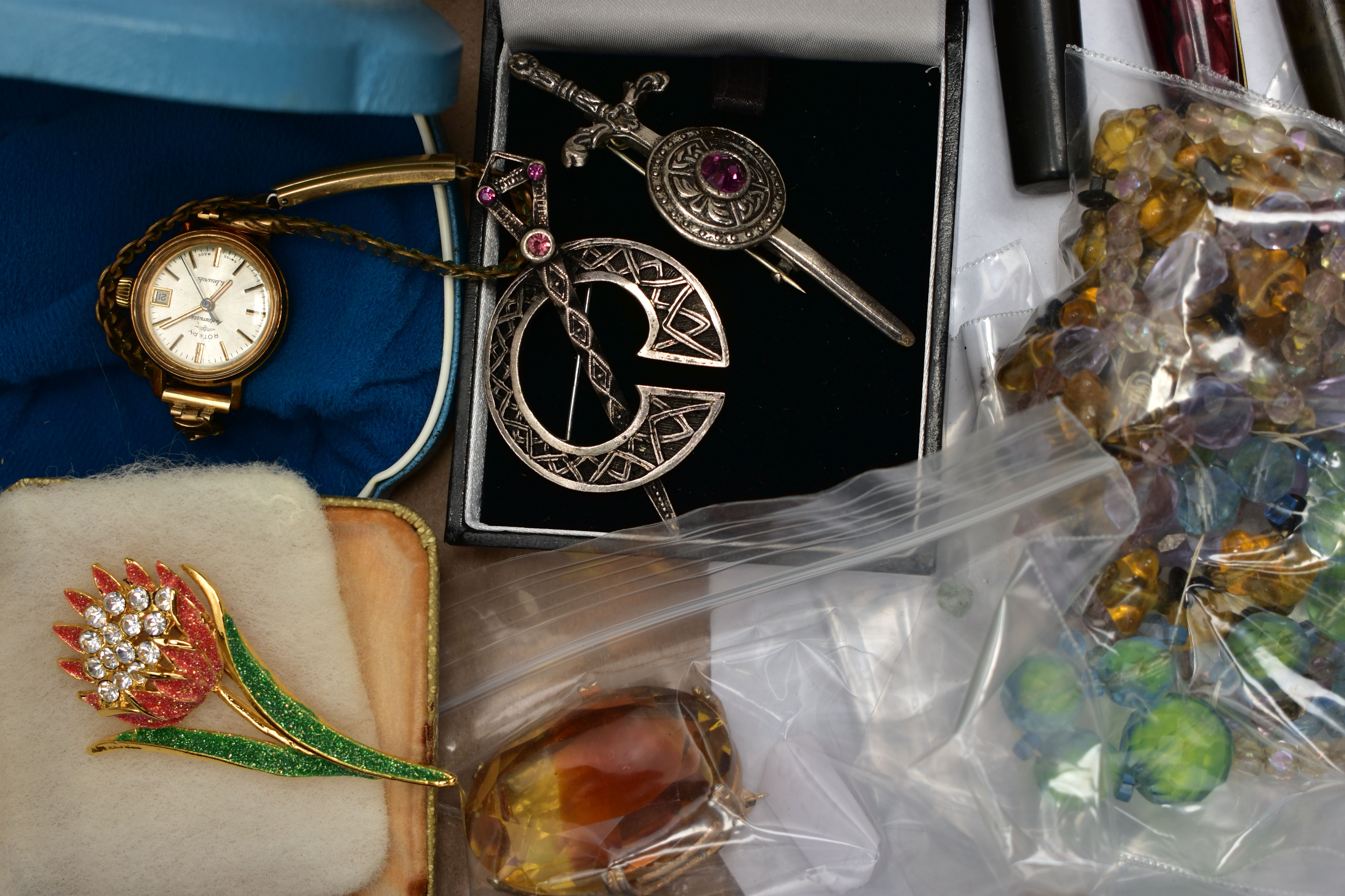 A BOX OF ASSORTED SILVER AND COSTUME JEWELLERY, to include a silver floral detailed oval locket, - Image 9 of 10
