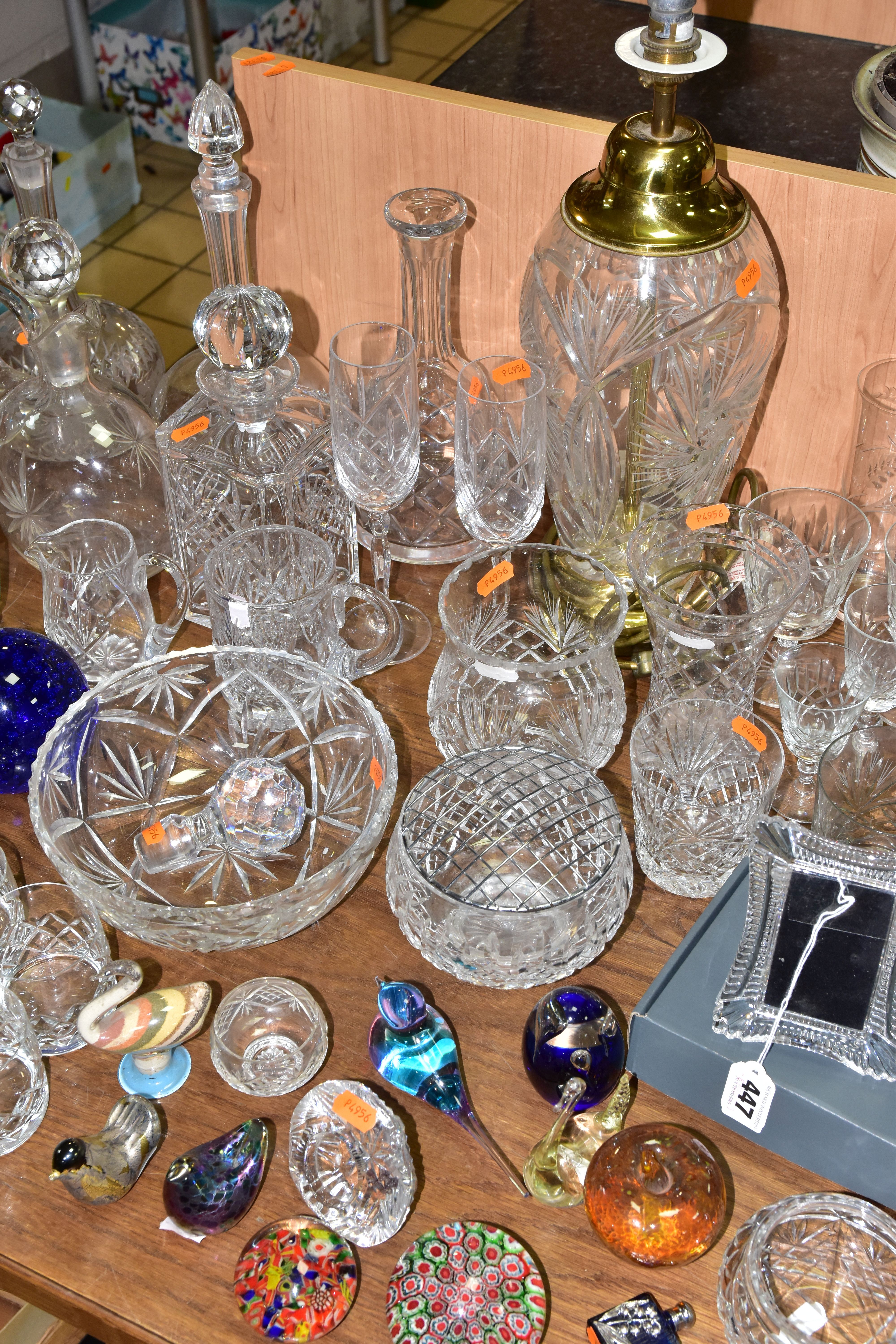 A GROUP OF CUT CRYSTAL, COLOURED AND DECORATIVE GLASSWARES, to include a boxed Waterford Portraits - Image 5 of 8