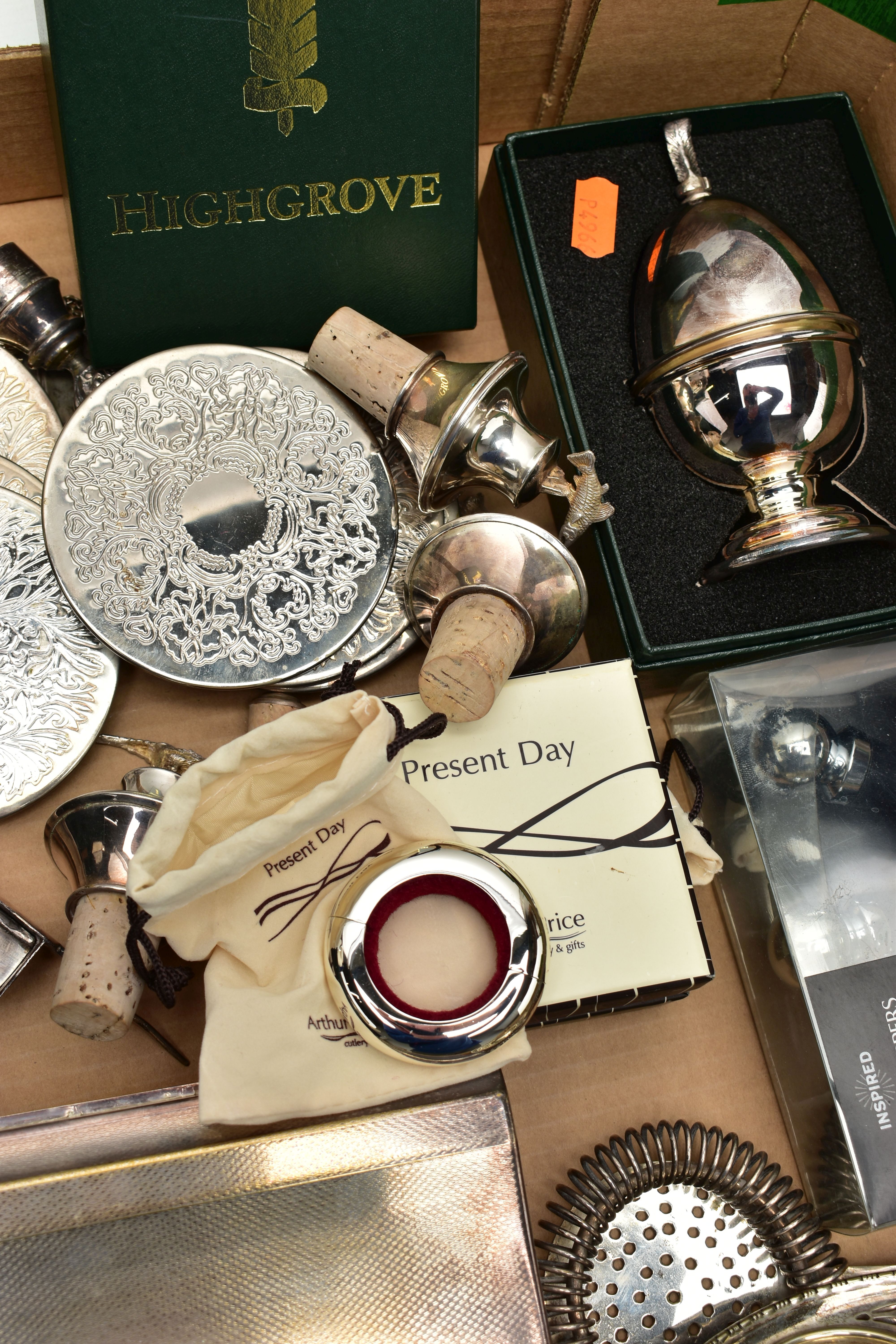 A BOX OF ASSORTED ITEMS, to include a large boxed 'Highgrove' candle in a silver plate bowl, a small - Image 2 of 7