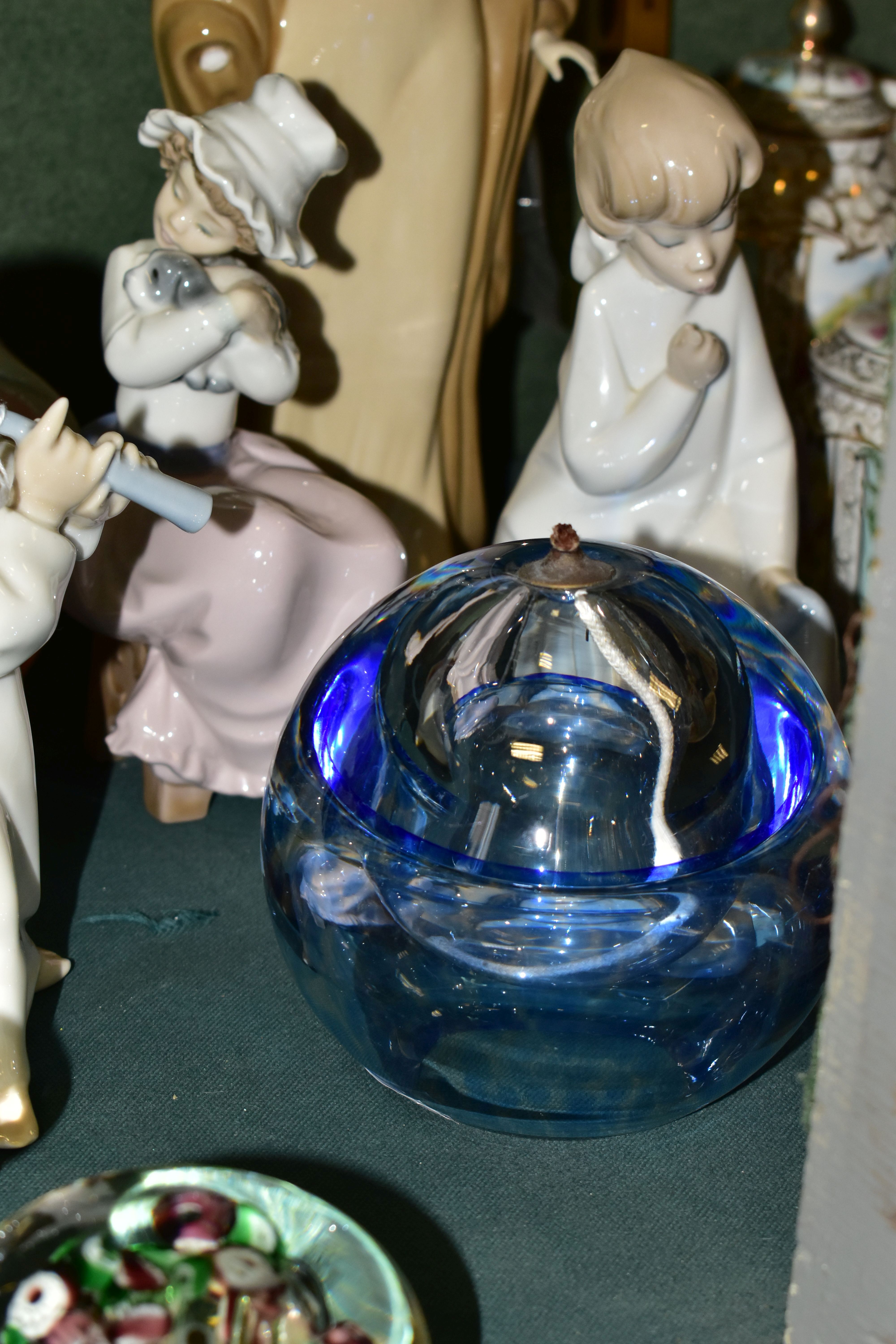 A GROUP OF CERAMICS AND GLASS WARES, to include a Lladro 'Angel with Flute' 4540, sculptor Fulgencio - Image 7 of 9