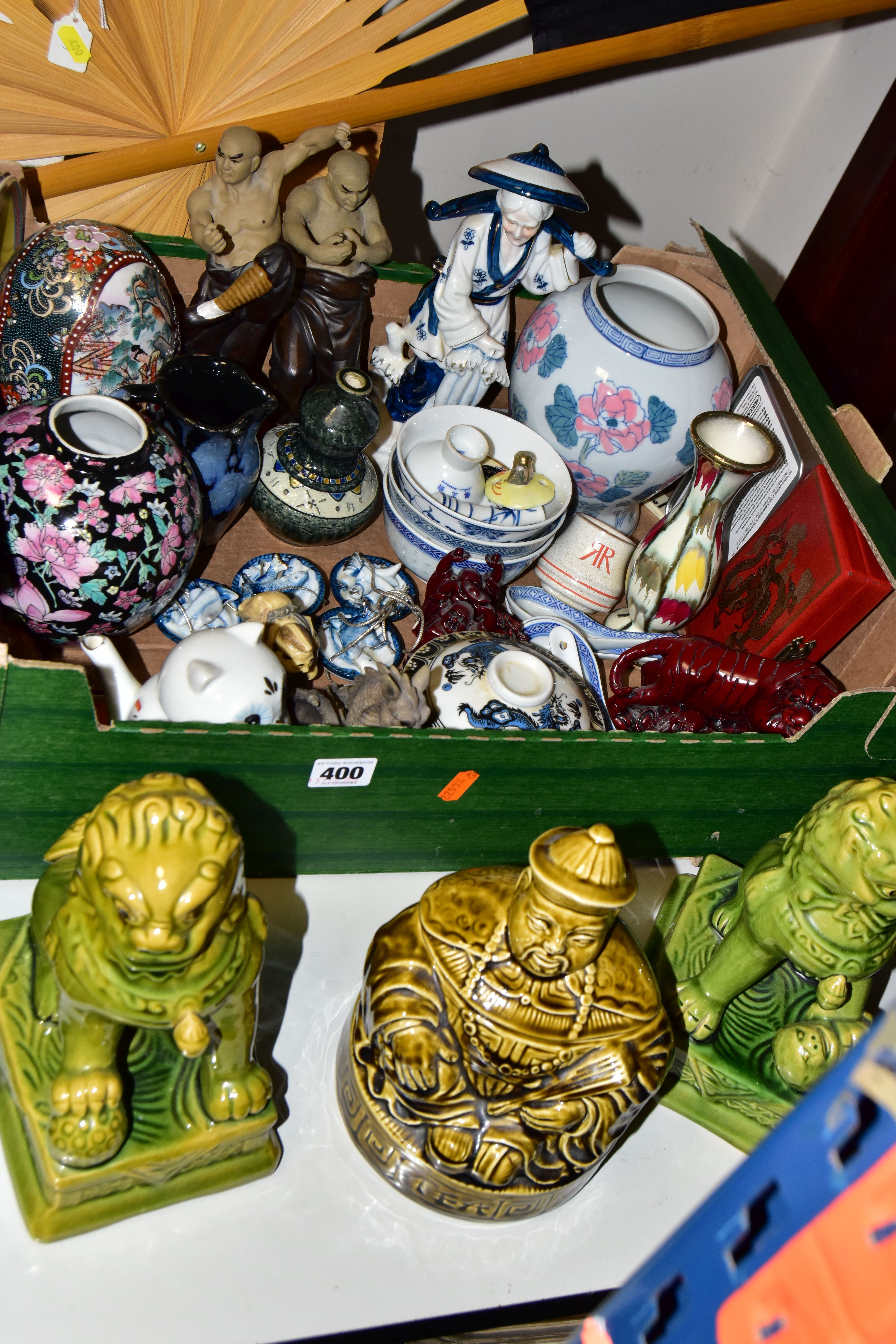 A BOX AND LOOSE ORIENTAL CERAMICS, FAN AND SUNDRY ITEMS, to include a large black fan decorated with