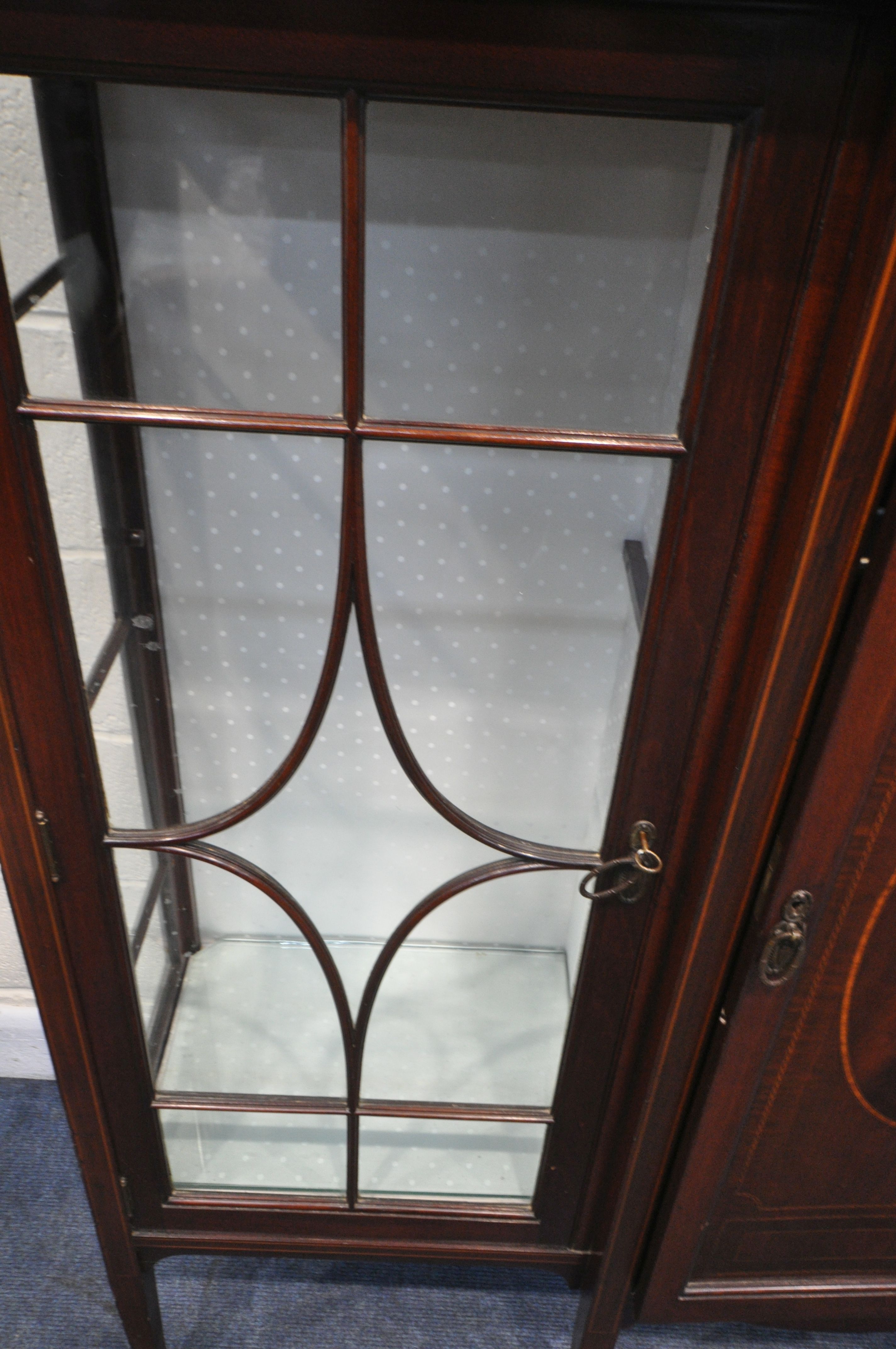 AN EDWARDIAN MAHOGANY AND INLAID DISPLAY CABINET, with a raised back, a single drawer, above a - Image 6 of 8