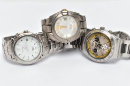 TWO GENTS 'SEIKO' WRISTWATCHES AND A GENTS 'SWATCH' WRISTWATCH, the first a 'Seiko Kinetic 100M',