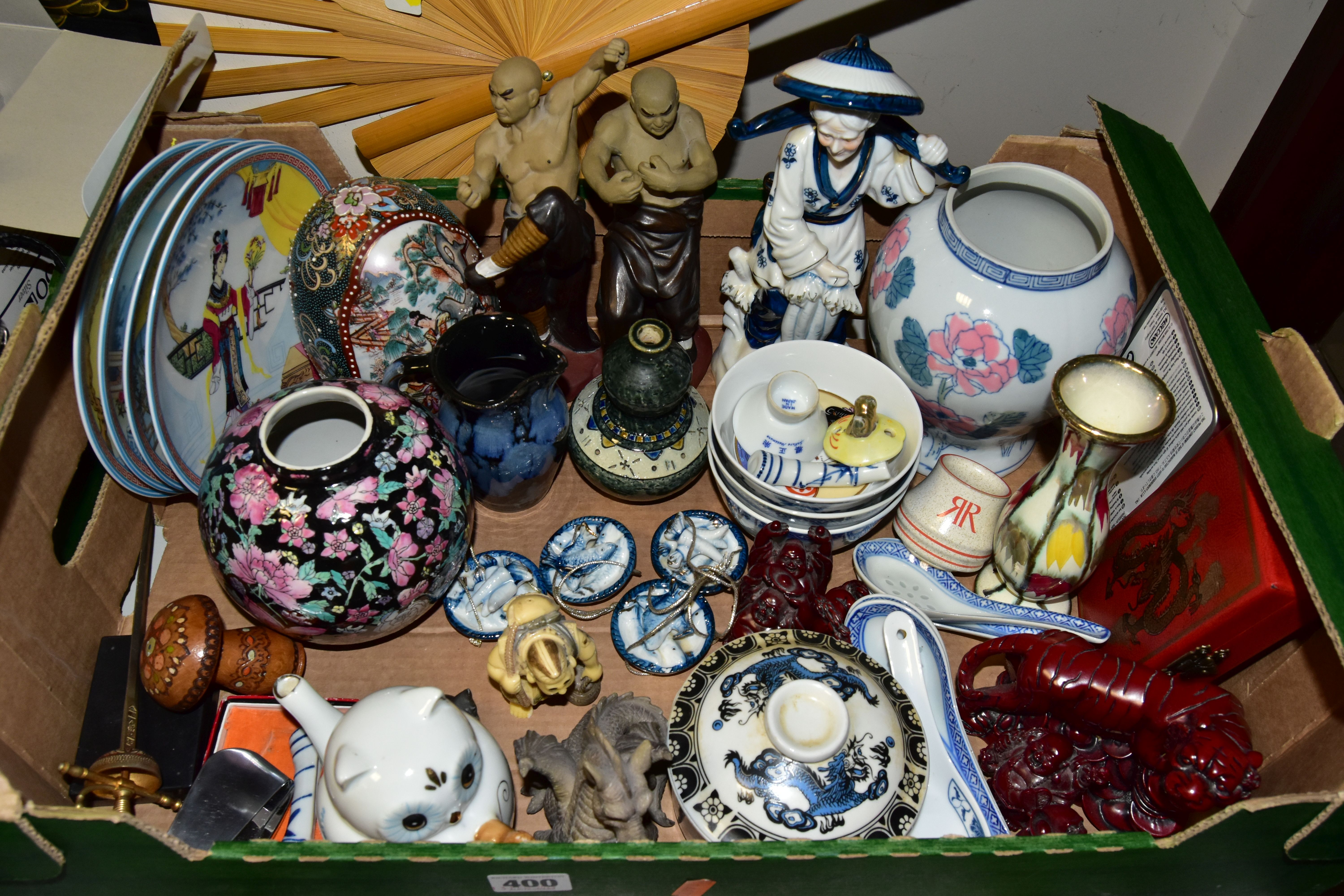 A BOX AND LOOSE ORIENTAL CERAMICS, FAN AND SUNDRY ITEMS, to include a large black fan decorated with - Image 3 of 5