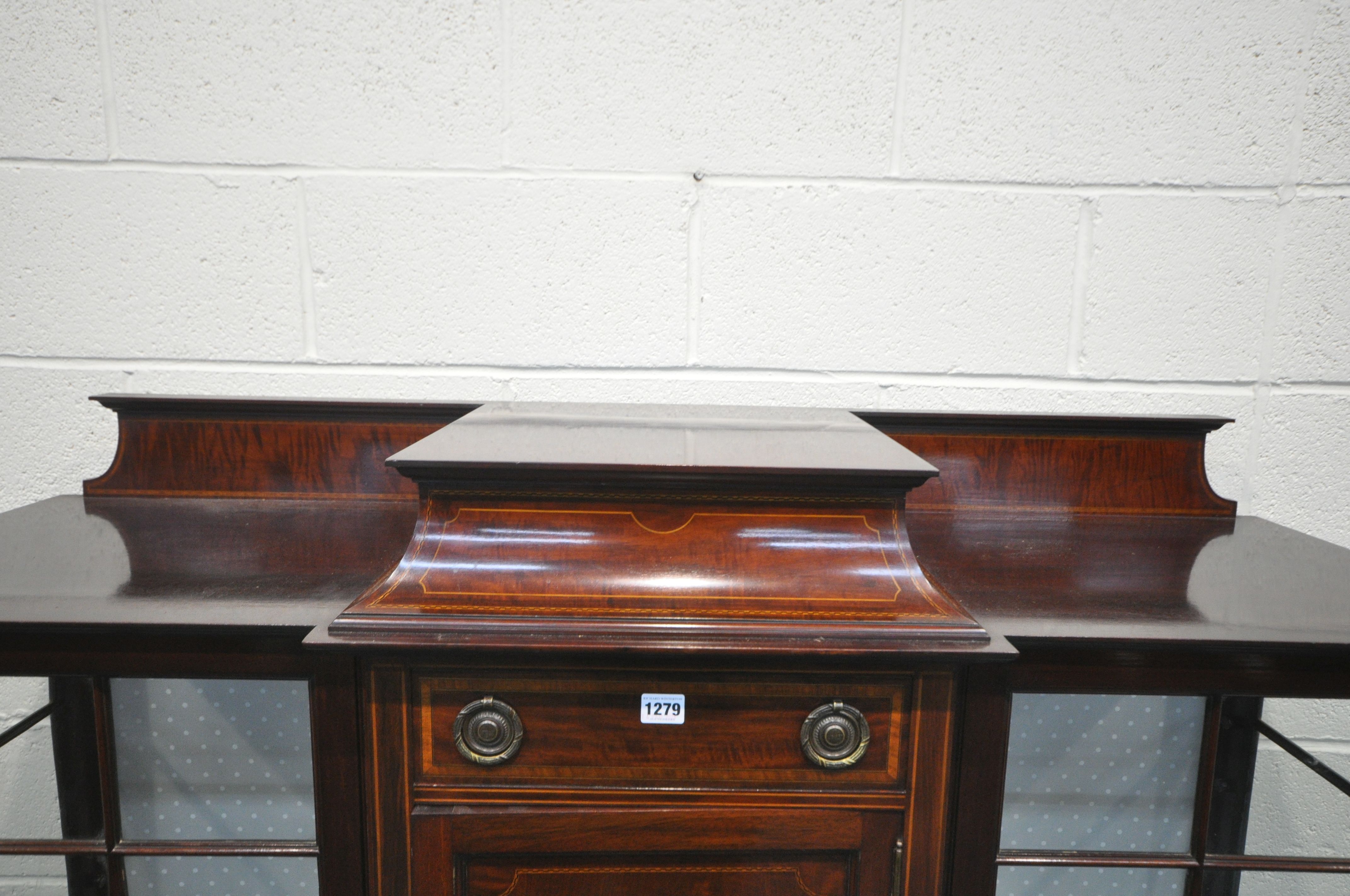 AN EDWARDIAN MAHOGANY AND INLAID DISPLAY CABINET, with a raised back, a single drawer, above a - Image 2 of 8