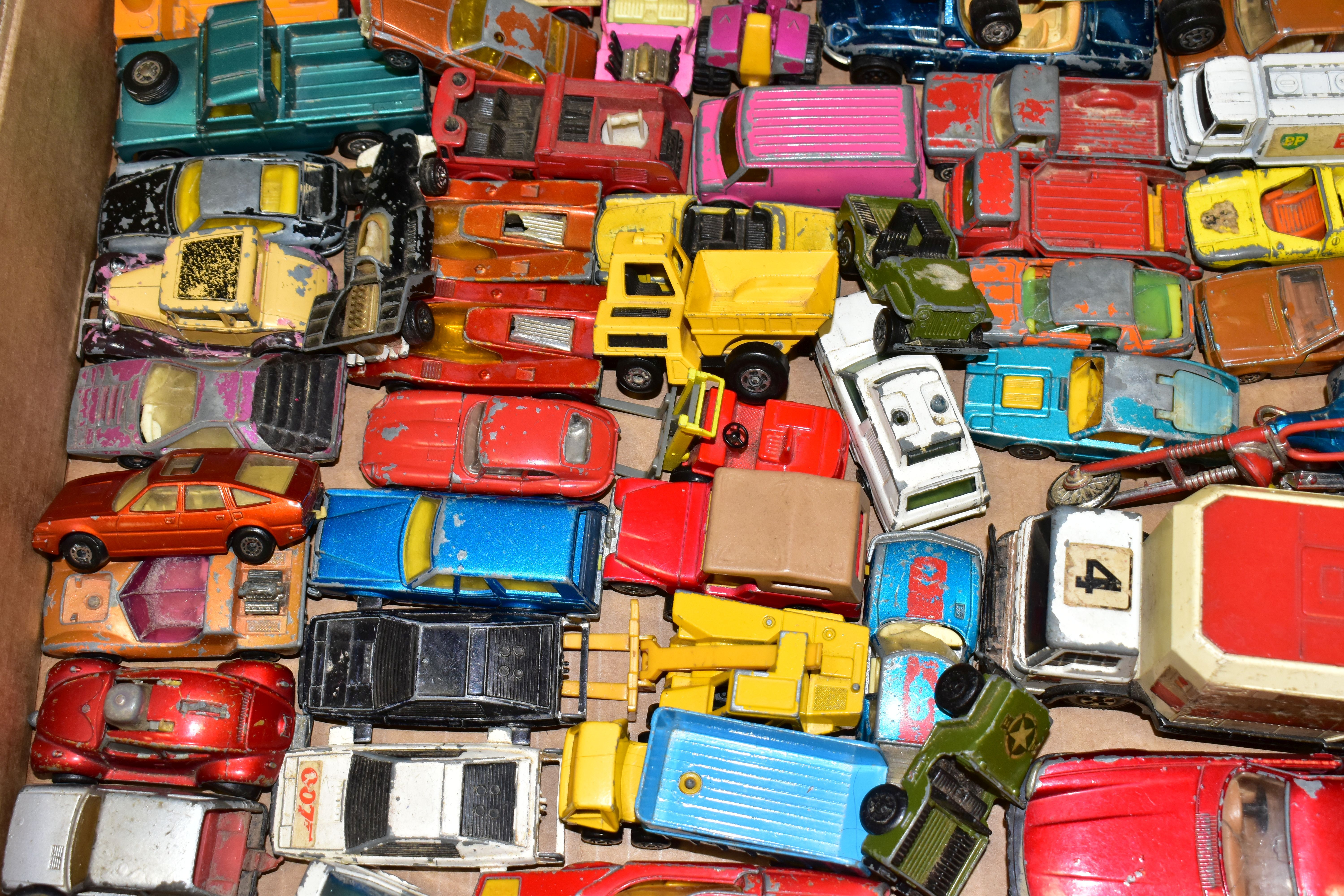 A QUANTITY OF UNBOXED AND ASSORTED PLAYWORN DIECAST VEHICLES, mainly Matchbox and Corgi models, to - Image 4 of 5