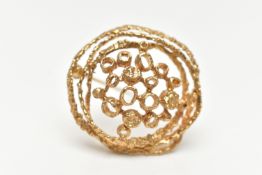 A 9CT GOLD BROOCH, circular form, open work yellow gold with heavy textured detail, approximate