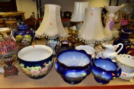 A QUANTITY OF TABLE LAMPS, JARDINIERES AND DECORATIVE CERAMICS ETC, to include two Wedgwood table